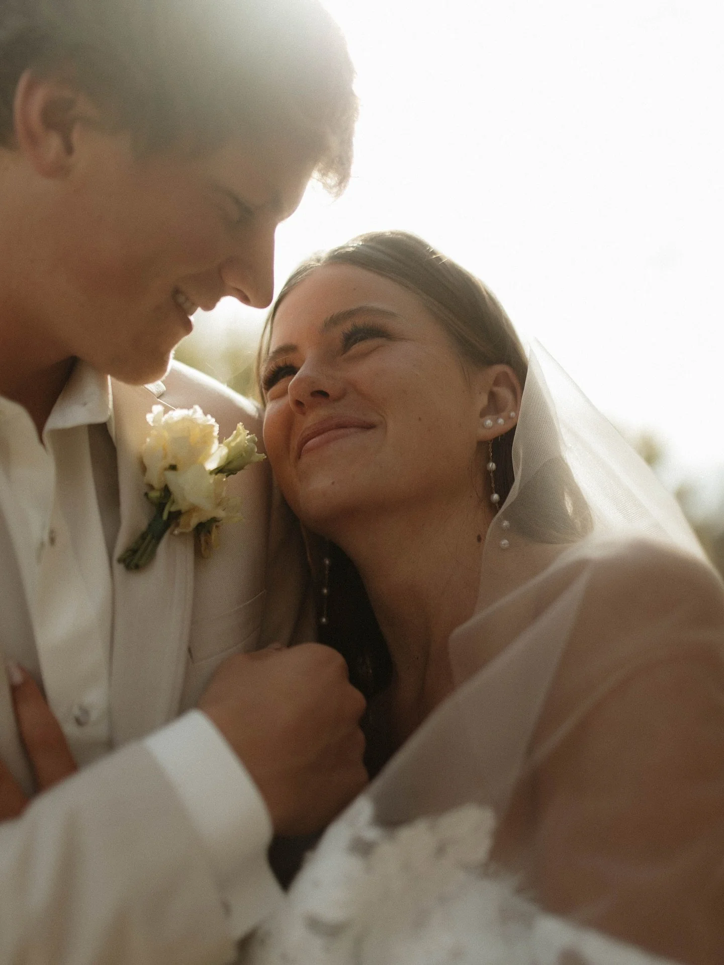An Okoboji fall wedding day is the most perfect kind of wedding if you ask me

Dress: @chrysalis_bridal_salon 
Hair: @alexisvanmiddendorp @paulaoostenink 
Venue: @roofgardenballroom 
Floral: @katie.van.zee