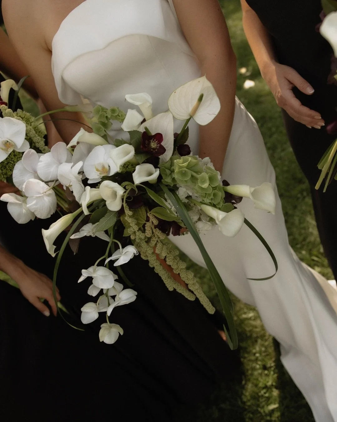 Documentary moments from Halle &amp; Michell&rsquo;s wedding day💞 

#travelphotographer #storytellingphotography #documentaryweddingphotography #canadawedding #weddingmorning