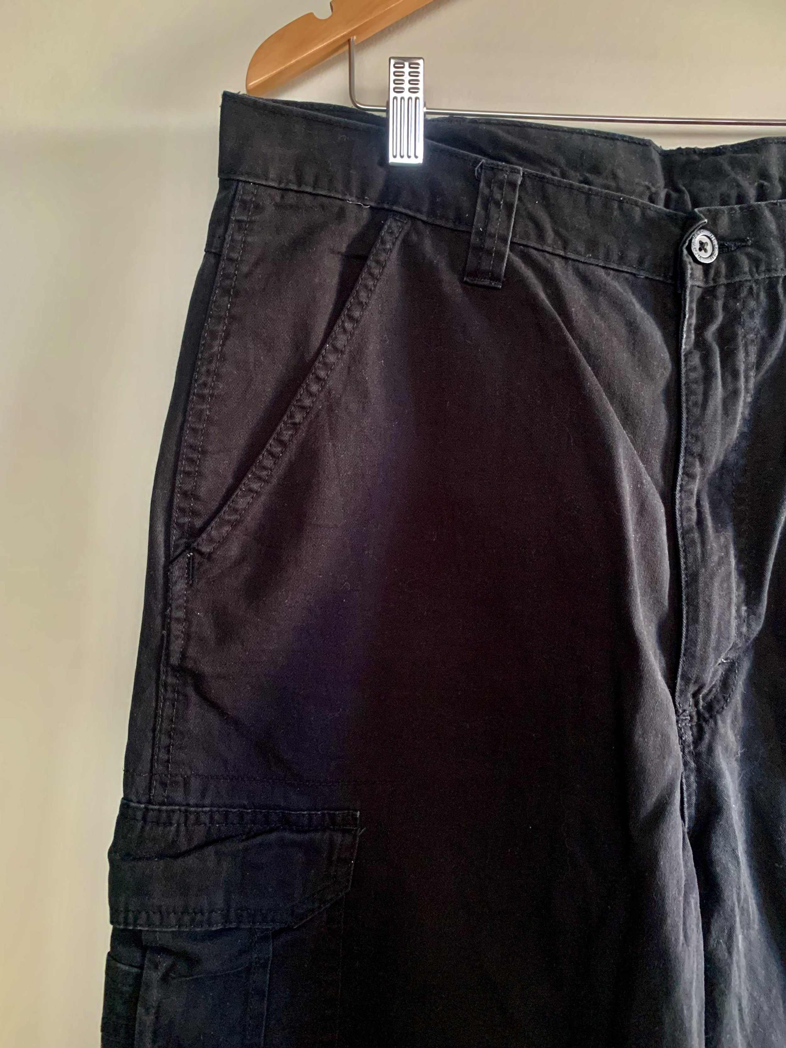 WRANGLER CARGO SHORTS - SIZE 36