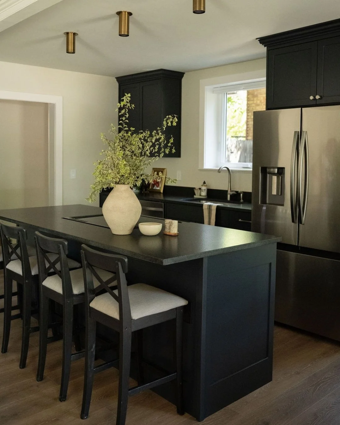 ✨ Tudor Charm, Reimagined ✨
This darling home had so much character, but the layout and finishes weren&rsquo;t working for modern living. We opened up walls, brought in natural light, and created a kitchen that functions beautifully. Two outdated bat