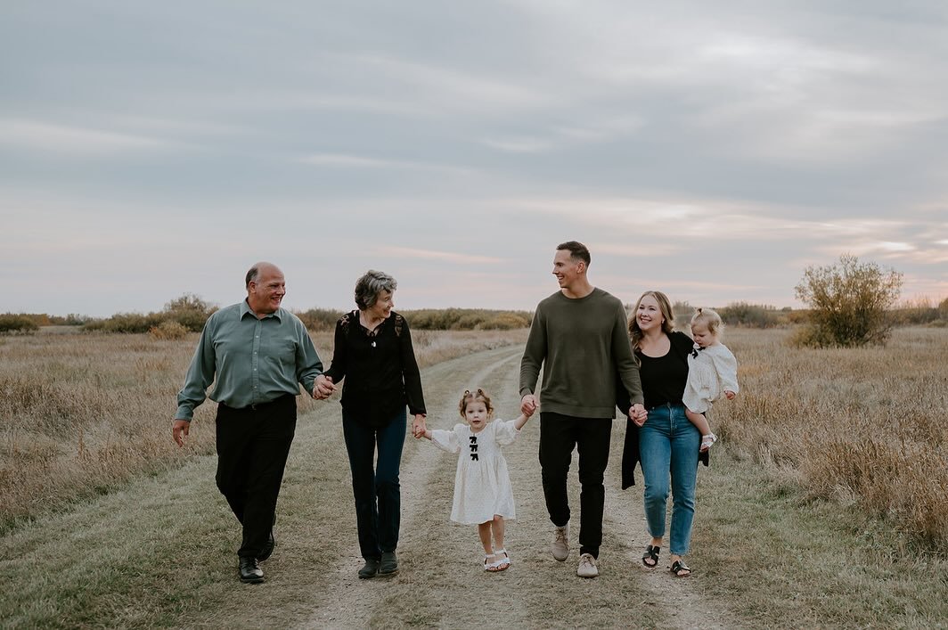 When Gramma &amp; Grandpa join the fun 🥹 

What a better gift than a gift of time spent making memories with your loved ones? 🫶🏻 

Giftcards available! Extended family sessions, family, couples, maternity, newborn, you name it! 🫶🏻 

How is every