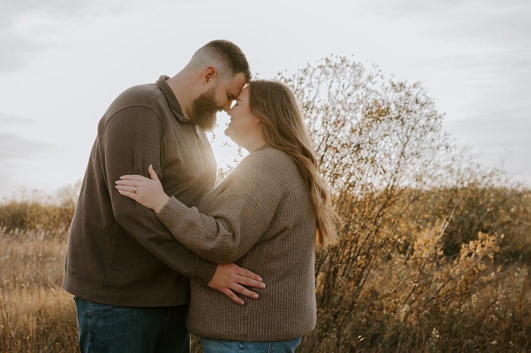 Golden hour magic ✨ 

Jessa &amp; Eric are the most easy going sweetest couple! We did a family/engagement session mid October and luck out with this beautiful evening! 🫶🏻 Sooo happy for you two 🥹

Already missing those warm late summer/ fall even