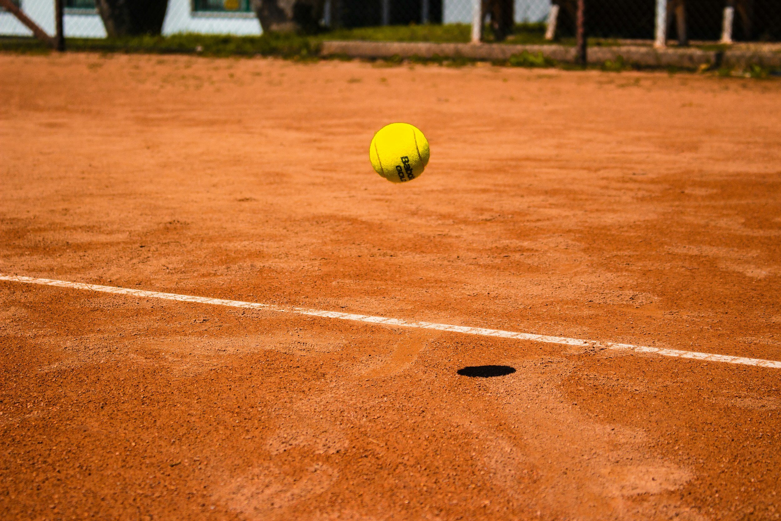 Fliegender Tennisball
