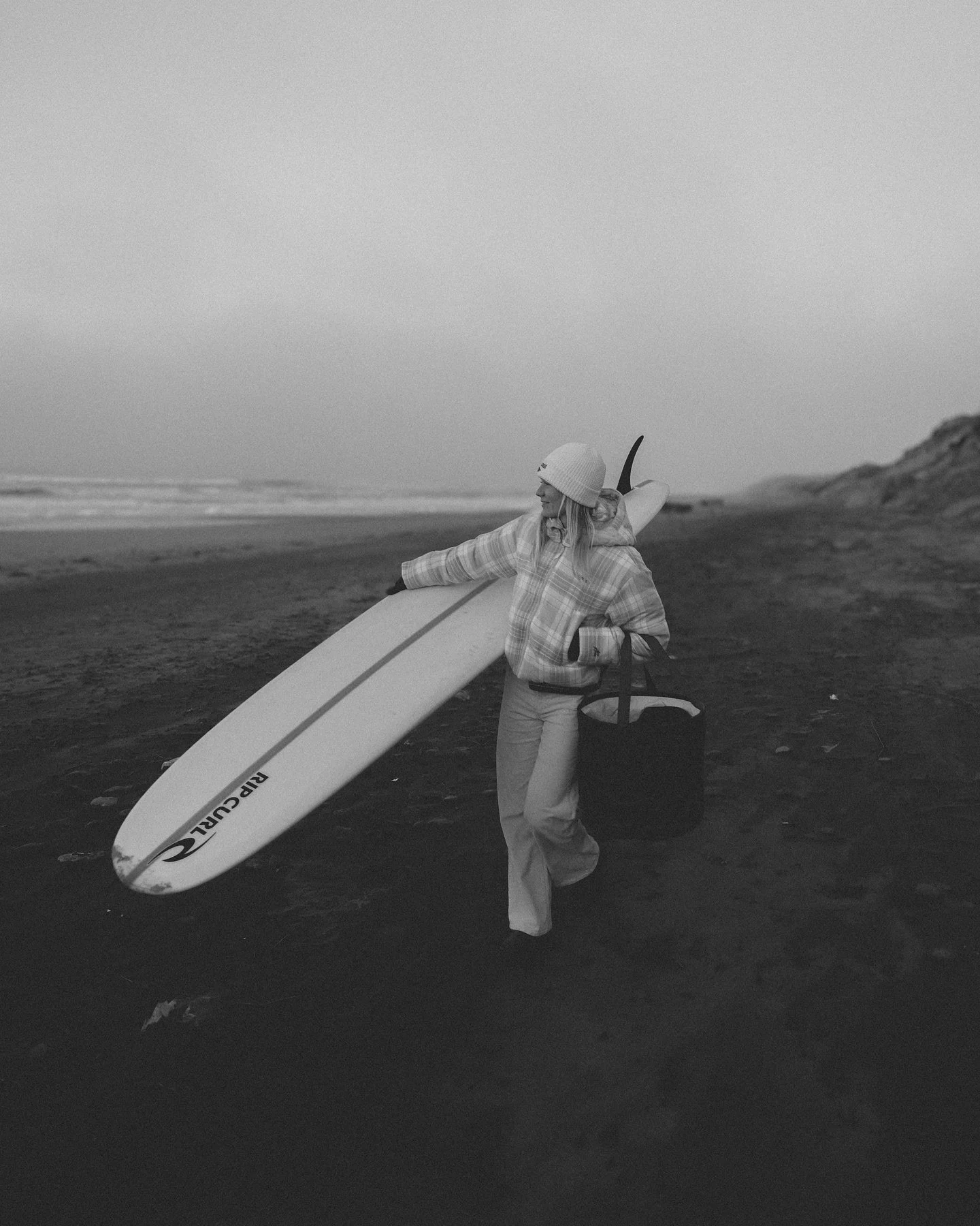 Embracing the cold months of winter and protecting our skin from the cold 💙 @rudolphcare 

.
.
.

#coldwatersurf #surf #surfing #coldhawaii #klitm&oslash;ller #visitdenmark #longboardgirl #longboarding #surfphotography