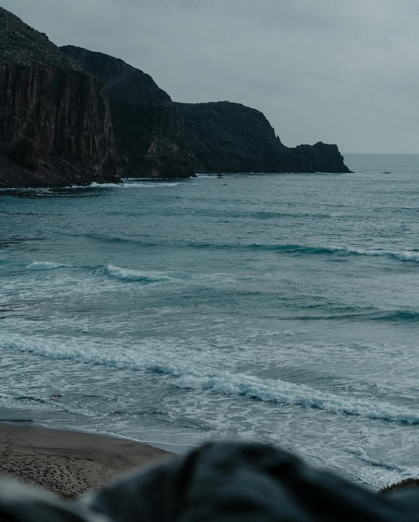 Days by the sea, disconnecting 💙  #vanlife #andaluc&iacute;a 

.
.
.

#spain #visitspain #traveleurope #camperlife #campervan #vwcalifornia #surf #almeria #outdoorliving #camper #rvlife #cabodegata