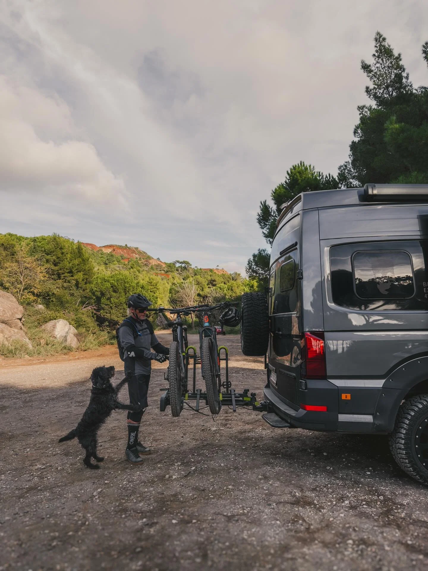 Life on wheels with our best friend 🖤

. 
. 
.
#stoneoffroaddesign 
#vanlife #offroad #roadtrip #europe
#4x4 #grandcalifornia #mtb #camperlife #autocamper #labradoodle #hund