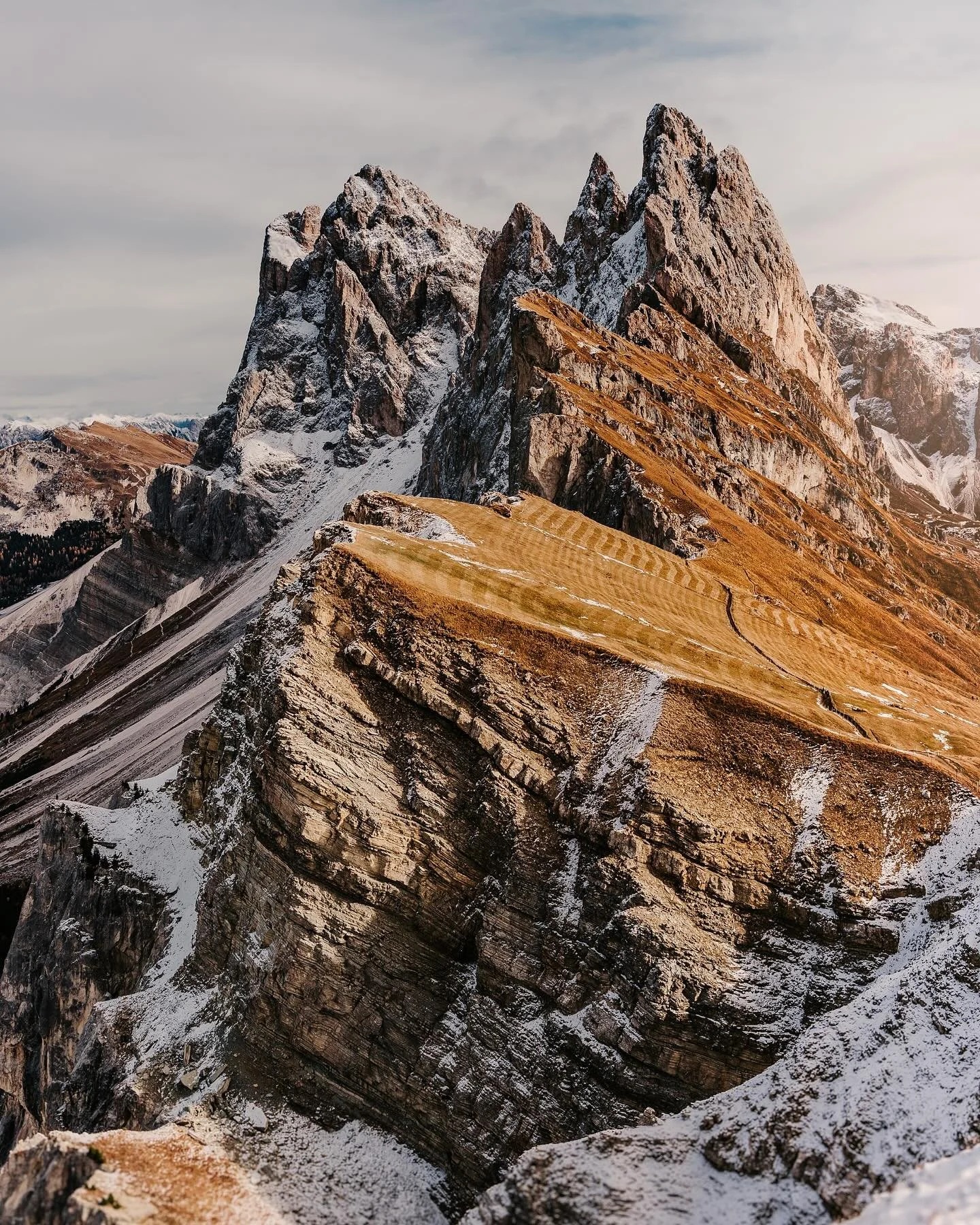 The majestic Seceda, dusted in fresh snow #roadtrip 

.
.
.

#dolomites #vanlife #dolomiti #udeliv #efter&aring;r #vandre #hike #europe #seceda #gardena #sne #autocamper