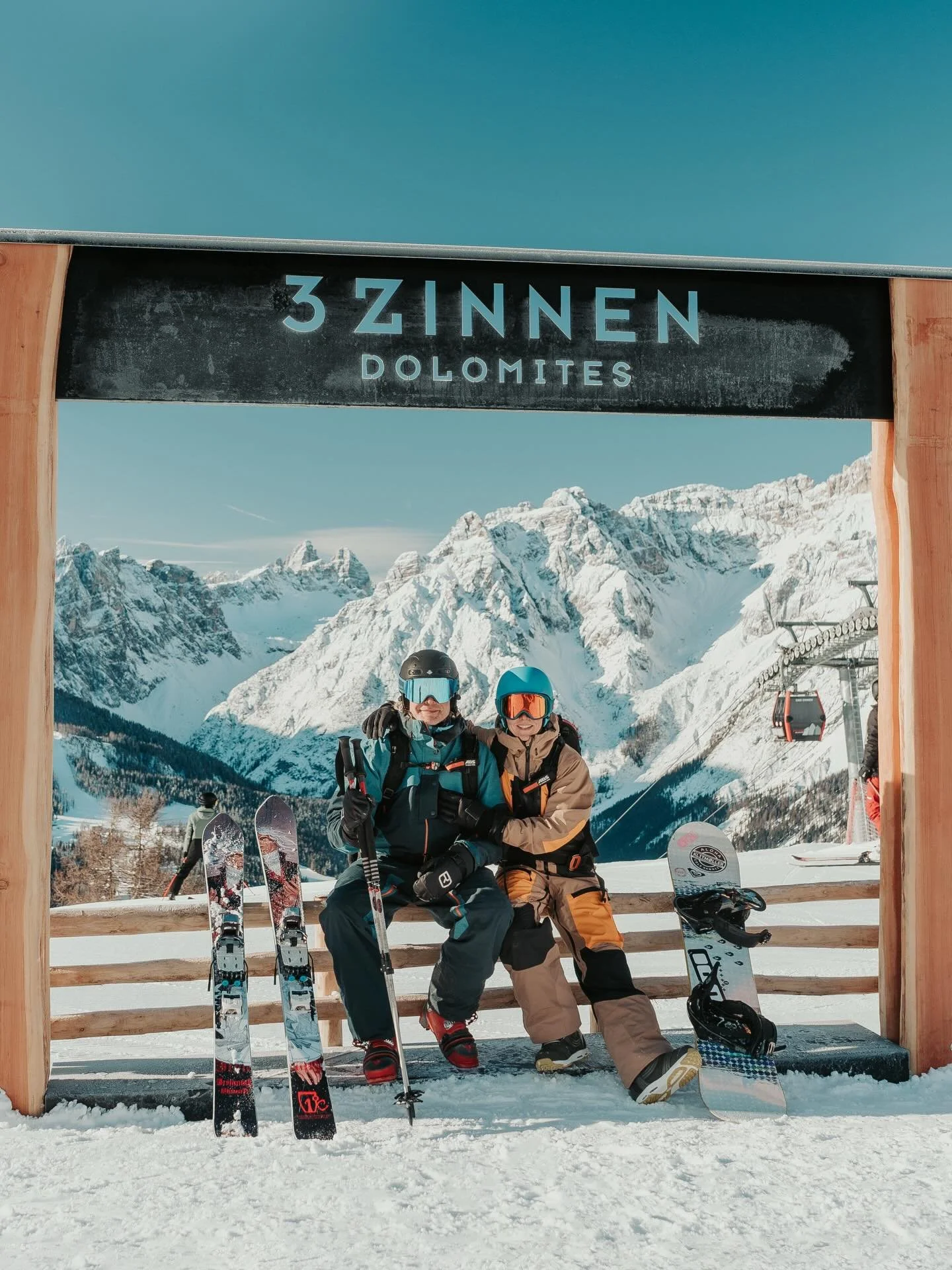 Sunny Sunday in Dolomites 💙
@sexten.dolomites 

#vanlife #dolomite #winterwonderland #skiing #dreizinnen