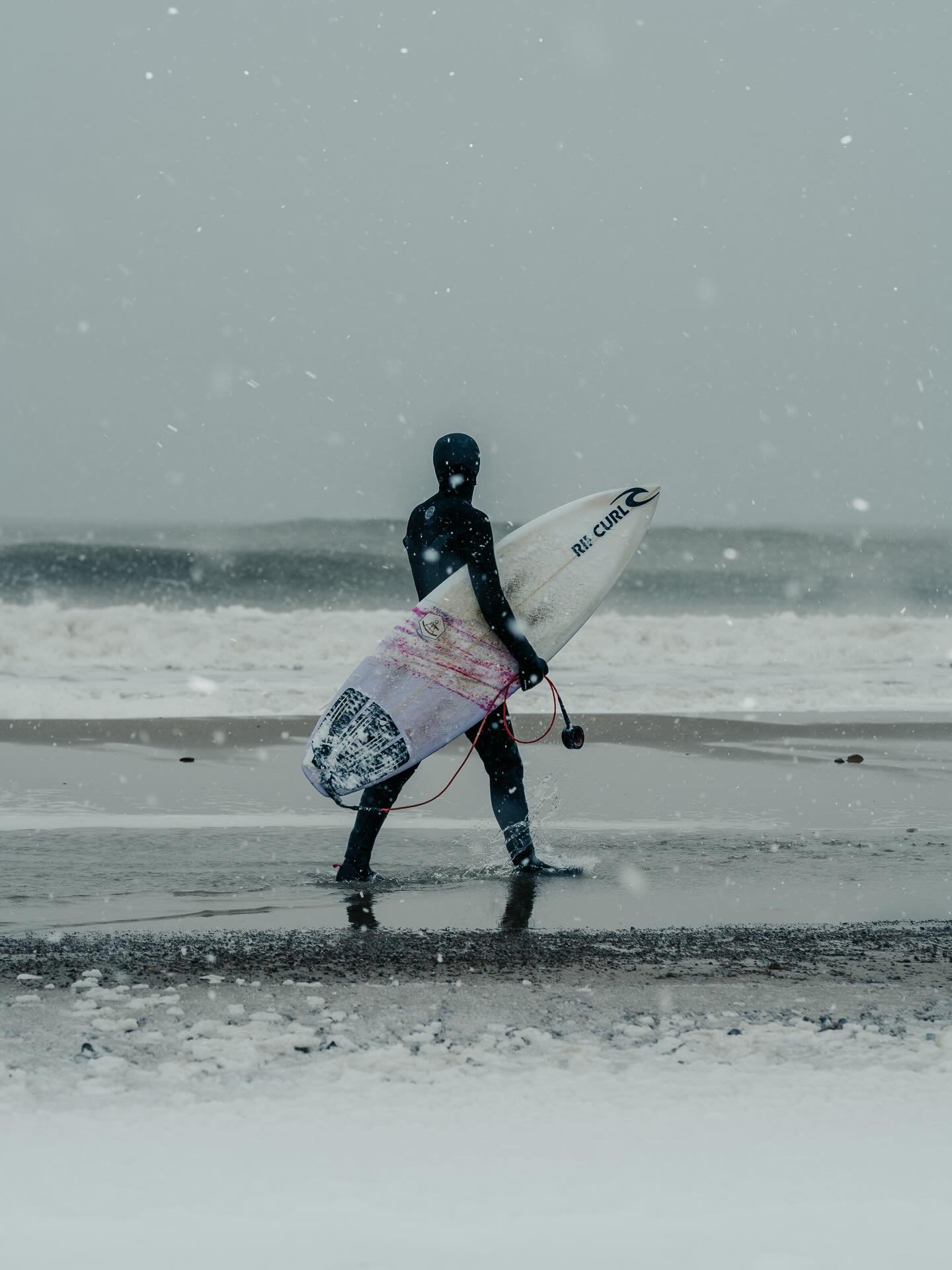 Moments we&rsquo;ll never forget 💙 The cold days and even colder swims, but the very best memories // @thilde.sofie ❄️🌊🤍

Winter magic in Denmark !! #coldwatersurf #surf #denmark #coldhawaii #winterwonderland