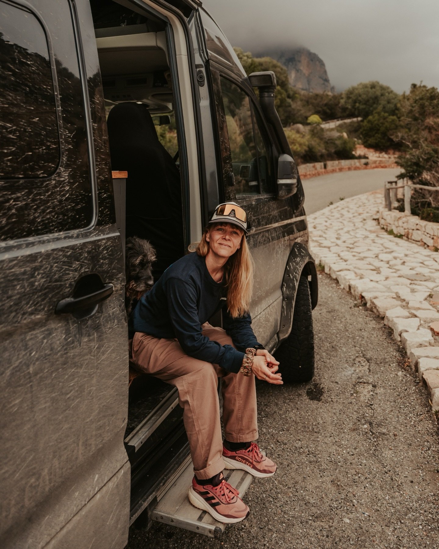 From snowy days to spring vibes. Same crew, same rolling home 🩵 #roadtrip #vanlife #homeonwheels #dog #campingwithdogs