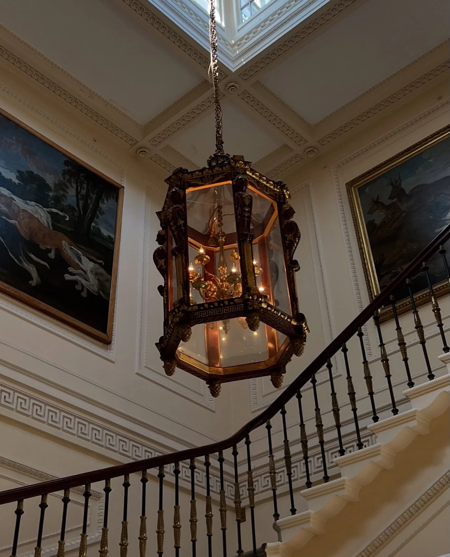 🌟

@syonhouse 

#syonhouse 
#grandstaircase 
#interiorfinishes 
#grandarchitecture 
#interiordesigninspiration