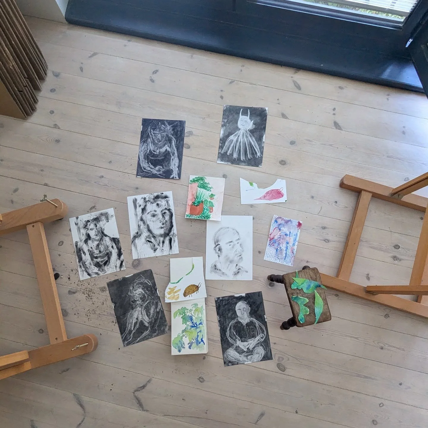 A wholesome day of art with Oncle T last week at HHill Palais. In the middle of the heatwave it was nice to stay in the shade and rest! 🌞

We explored life drawing with charcoal and I enjoyed working into the negative space, it was very satisfying. 