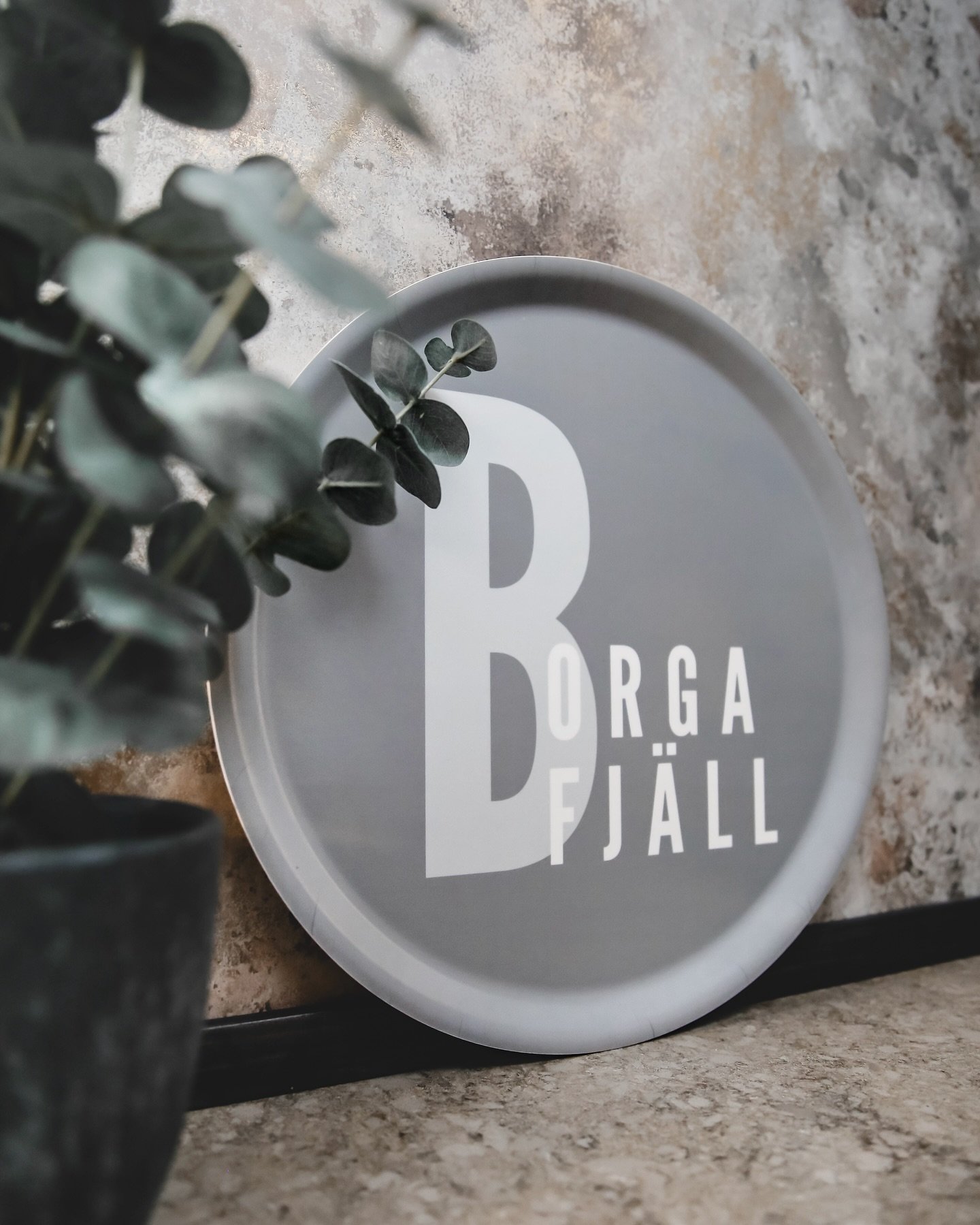 ✨ Nyhet hos PS Design! ✨

Vi presenterar v&aring;rt senaste tillskott &ndash; en elegant bricka med texten Borgafj&auml;ll! En perfekt hyllning till fj&auml;llens sk&ouml;nhet, och ett vackert inslag i hemmet f&ouml;r alla som b&auml;r med sig minnen