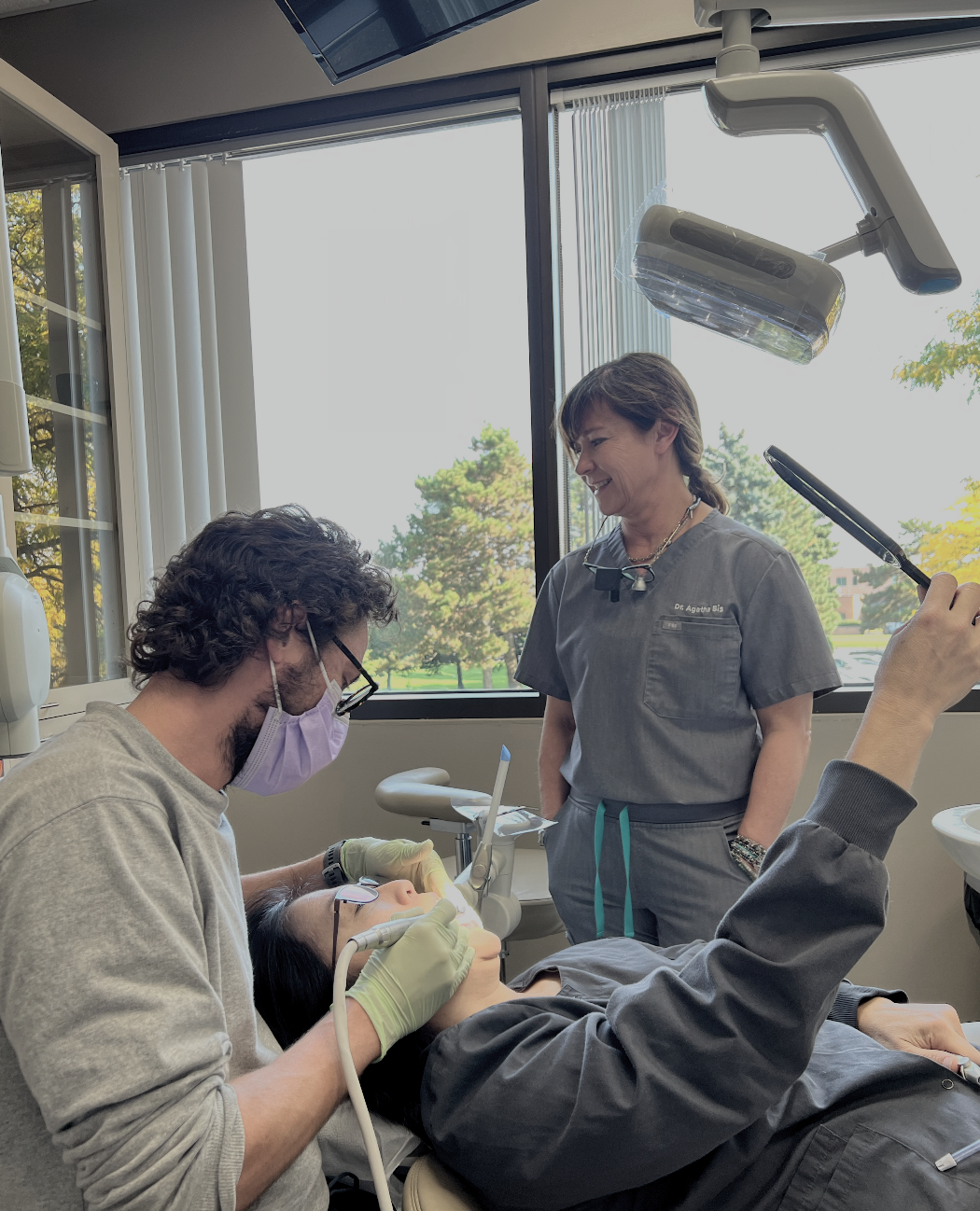 Dental professionals participating in a hands-on occlusion course focused on understanding mandibular position and joint stability before treatment. Dr. Agatha Bis
