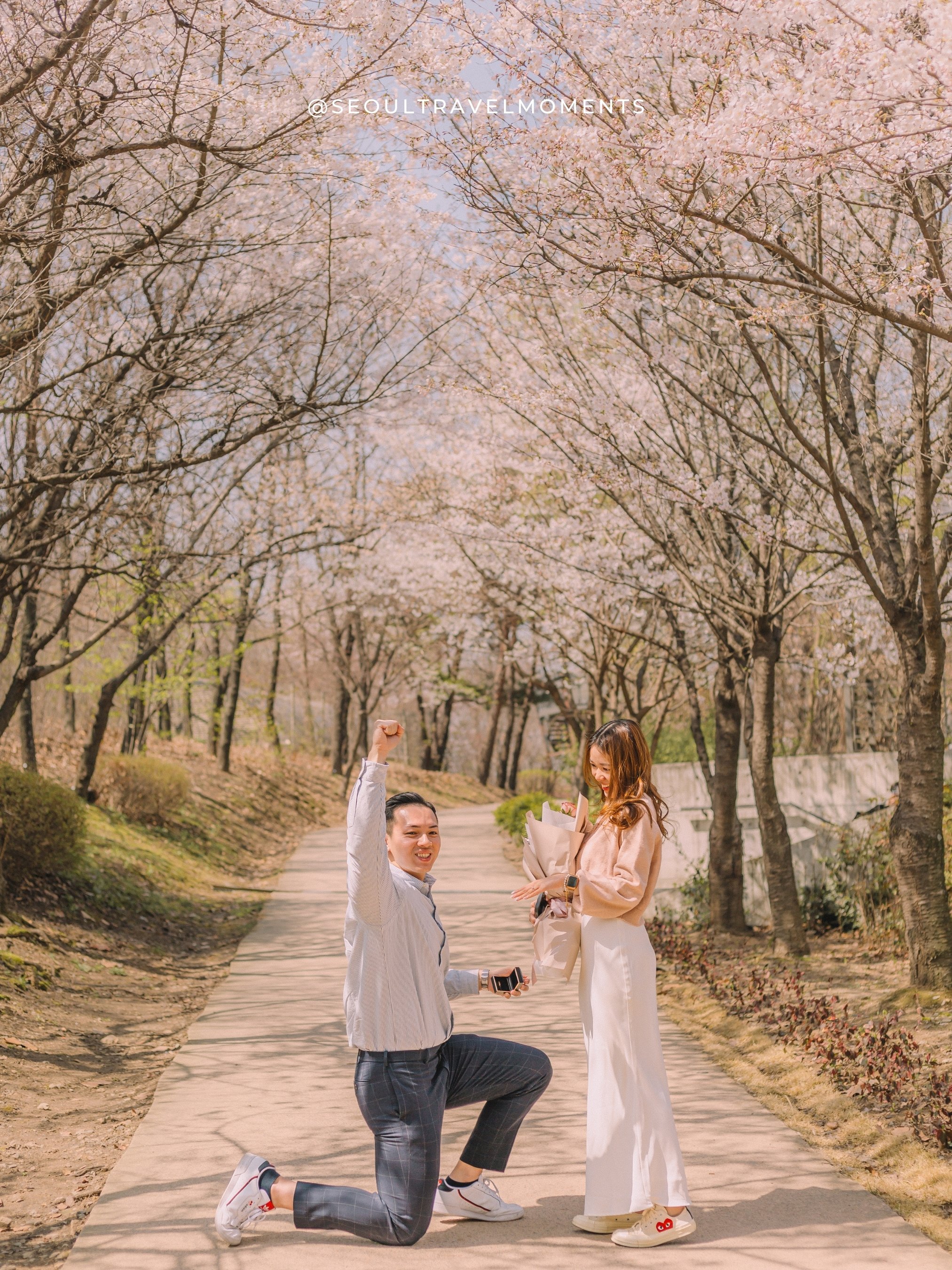 Proposal photography at Seoul Forest Park in Seoul, capturing a couple saying yes surrounded by seasonal greenery.