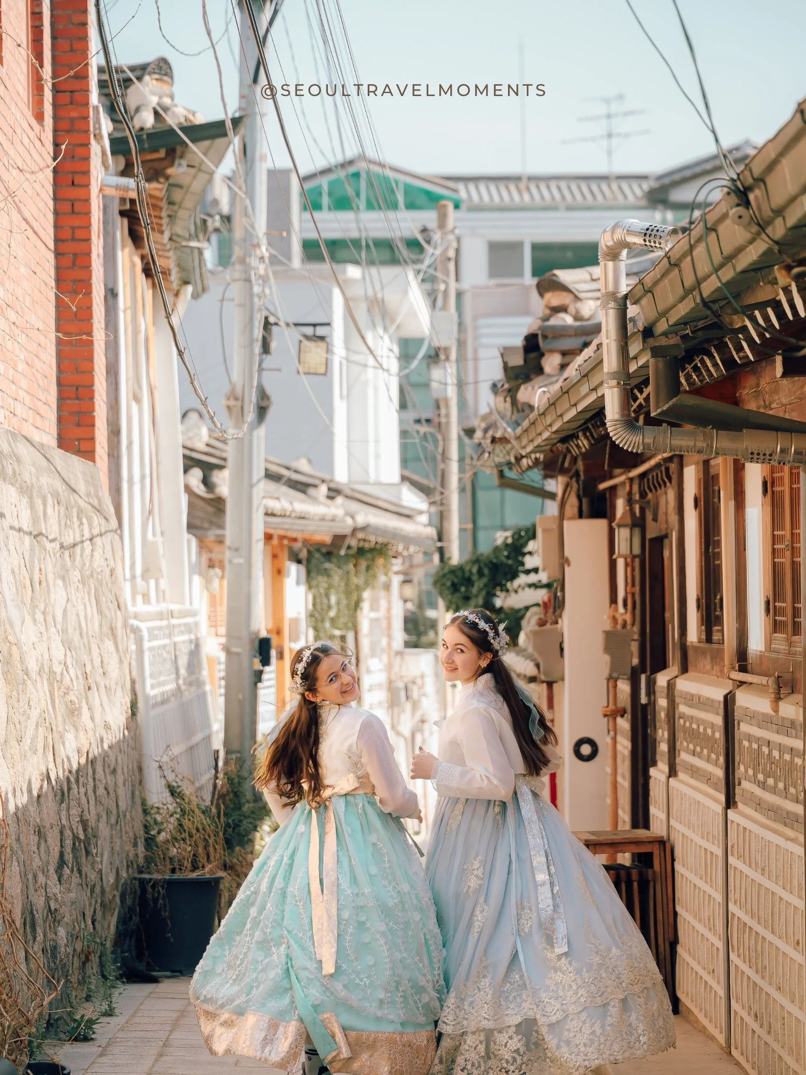 Relaxed family photoshoot in Seoul with a mom and daughters walking through hanok village