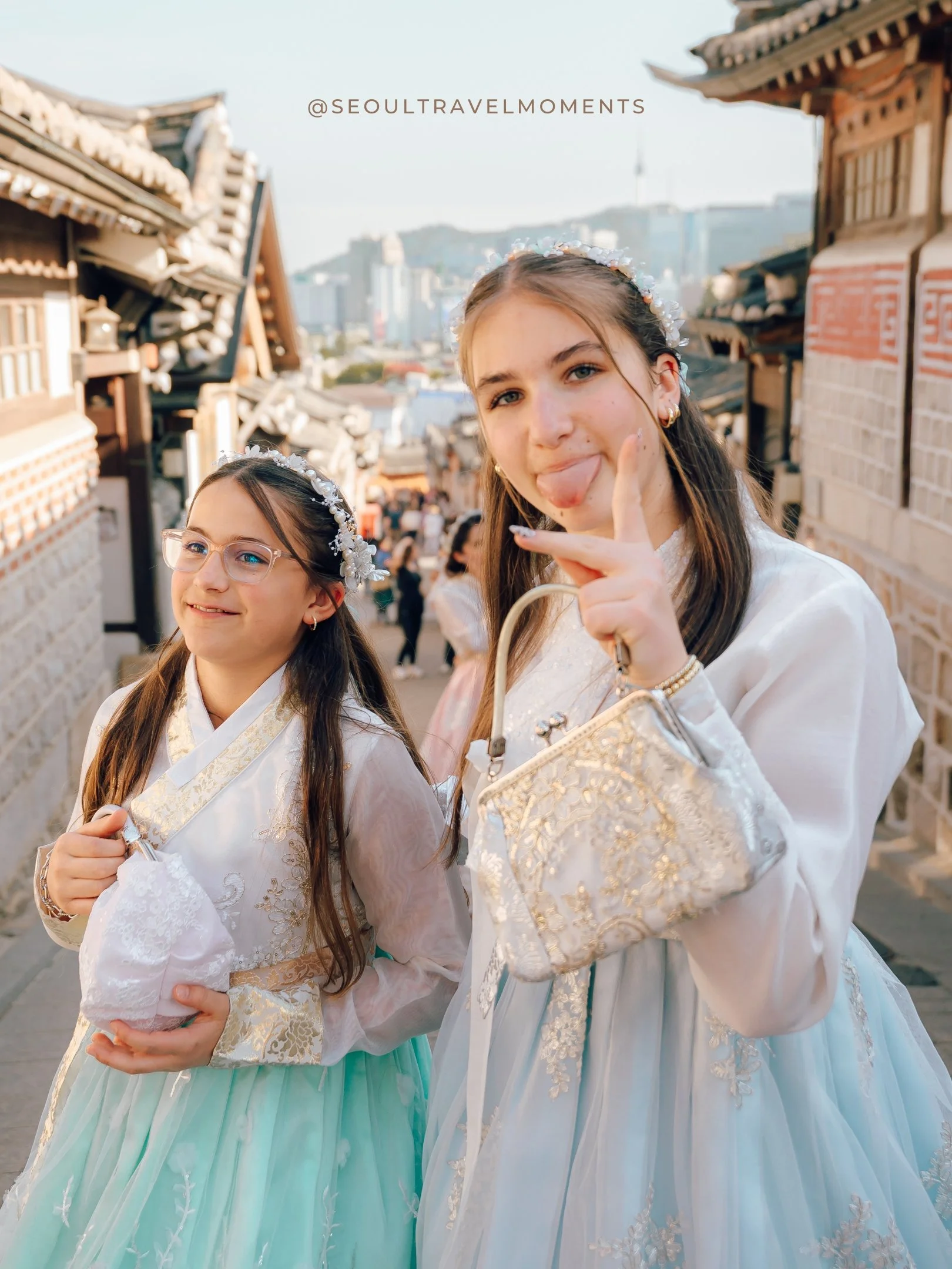 Traditional hanok background with a mother and daughters during a Seoul family photoshoot