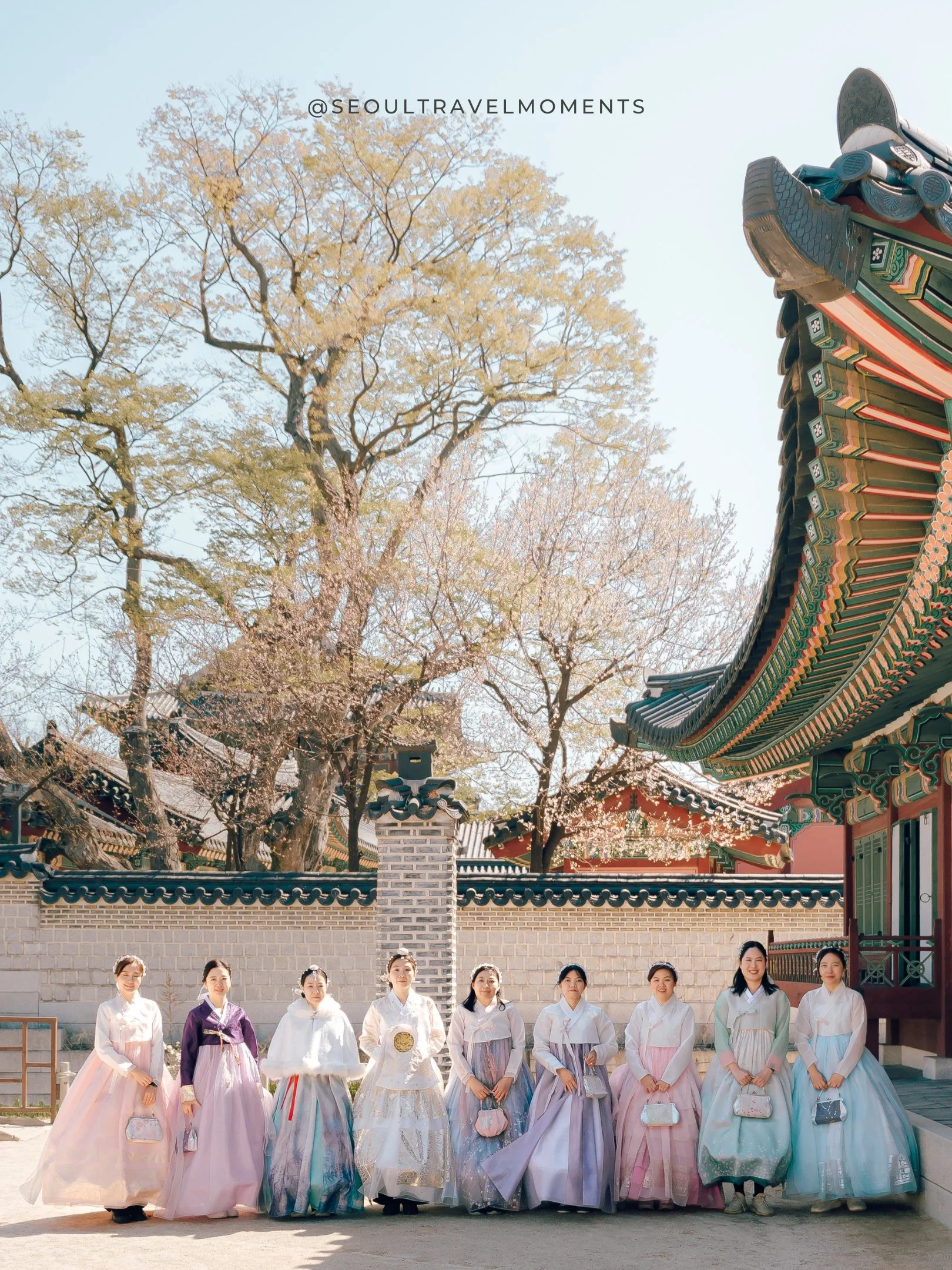 candid lifestyle photos of friends wearing hanbok in seoul