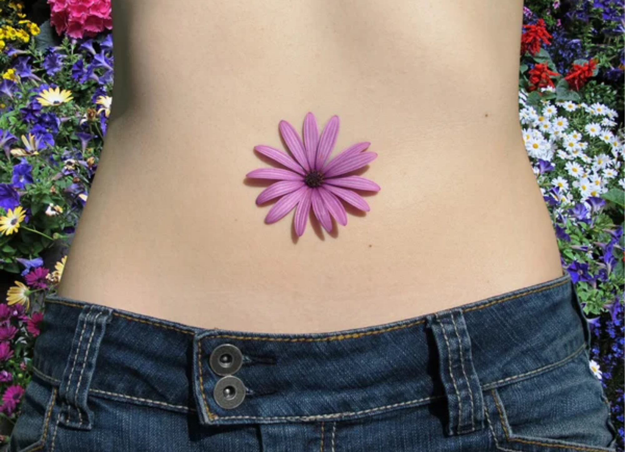 Fleur symbolisant les douleurs de ventre jeune fille ado qui a des règles douloureuses