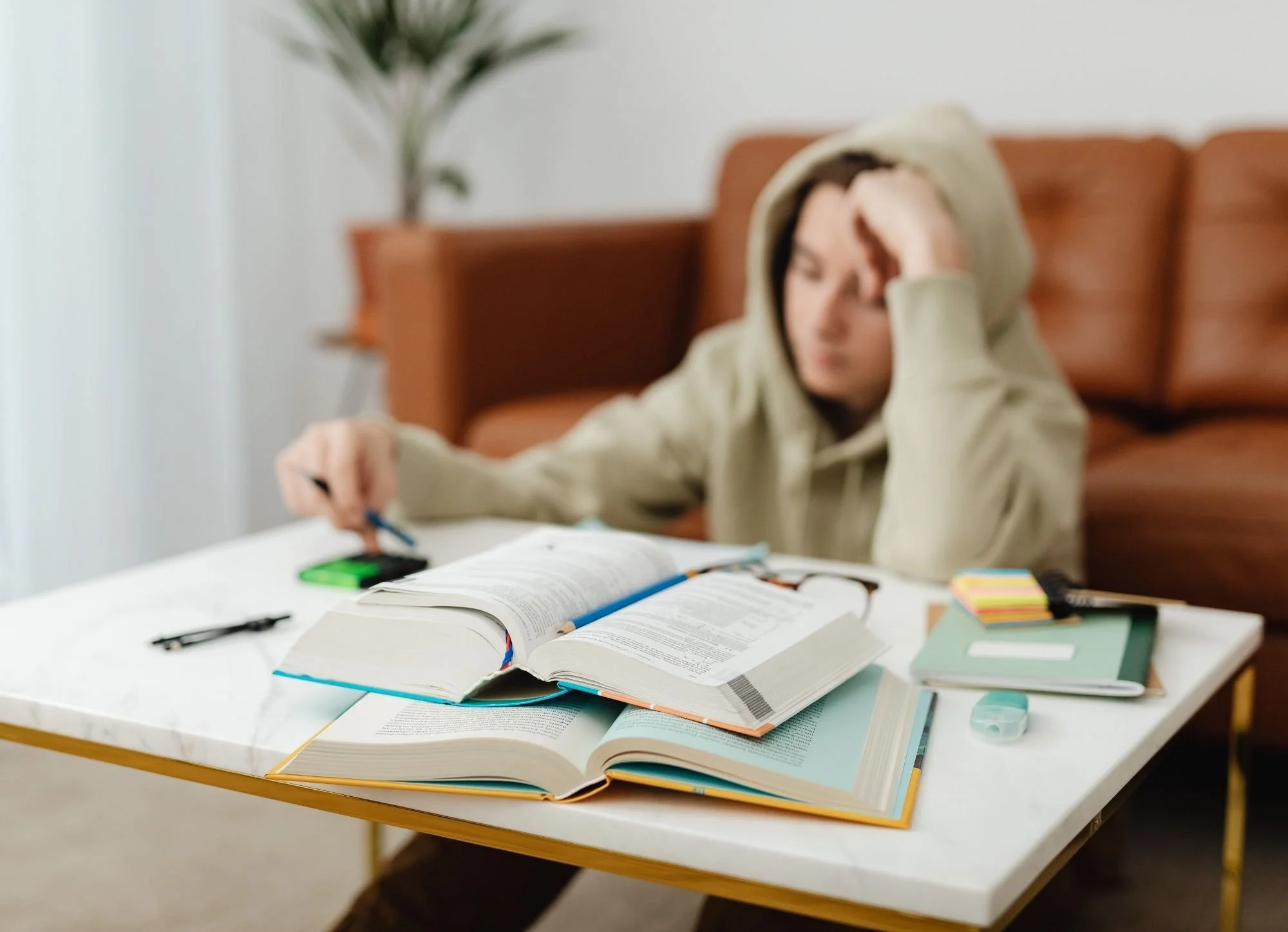Adolescent stressé qui révise avant son brevet (DNB)