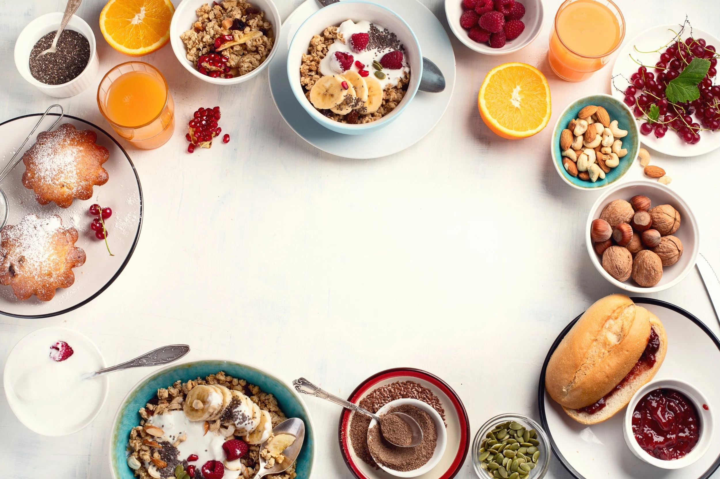 Petit déjeuner équilibré et gourmand composé de granola, yaourts, fruits frais, graines (lin, chia), oléagineux, fruits. Idéal pour illustrer l'énergie du matin et l'impact du petit déjeuner sur la concentration et la vitalité.