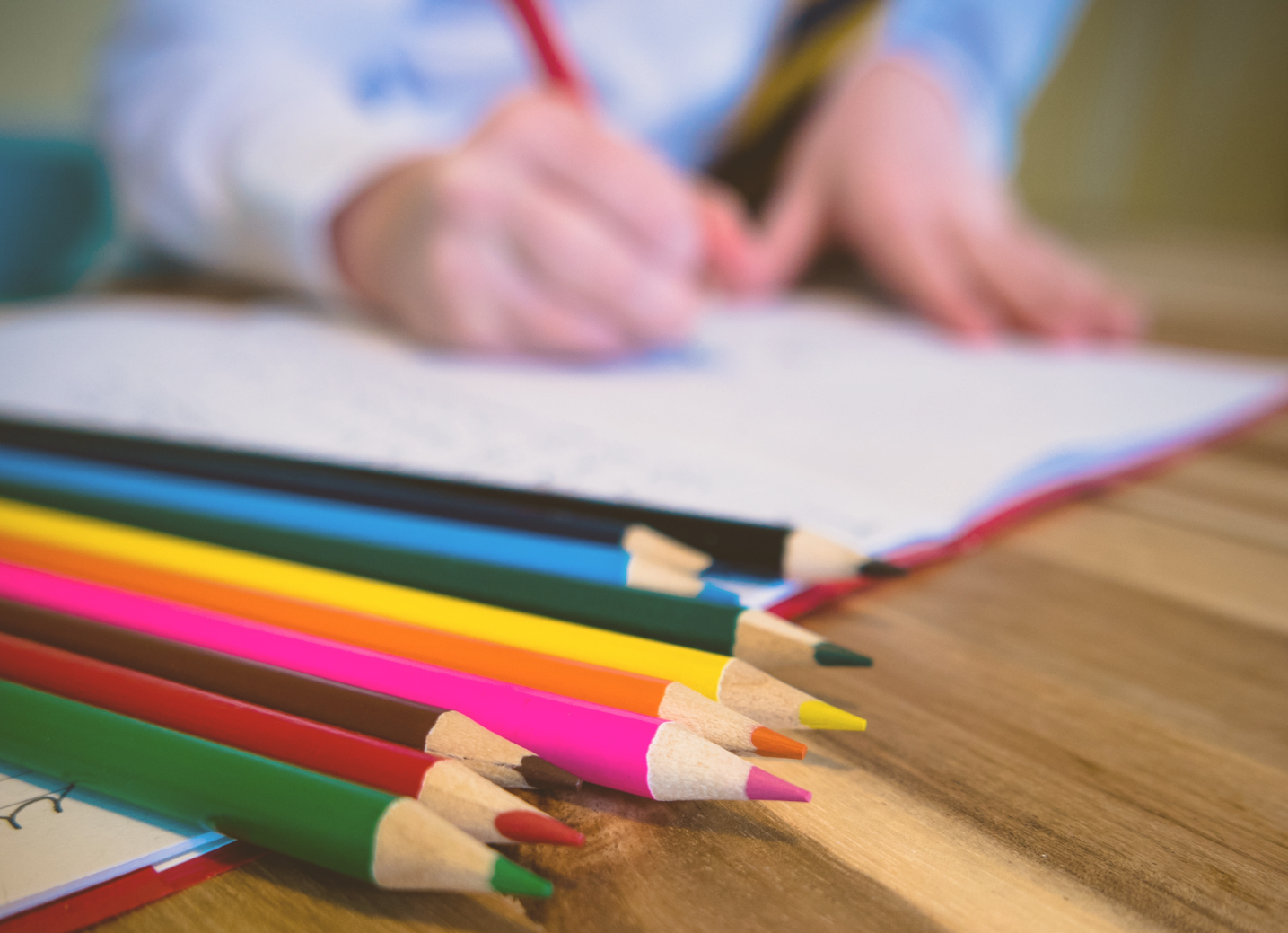 Enfant écrivant avec difficultés de concentration – accompagnement naturel du TDAH en naturopathie Le Mans