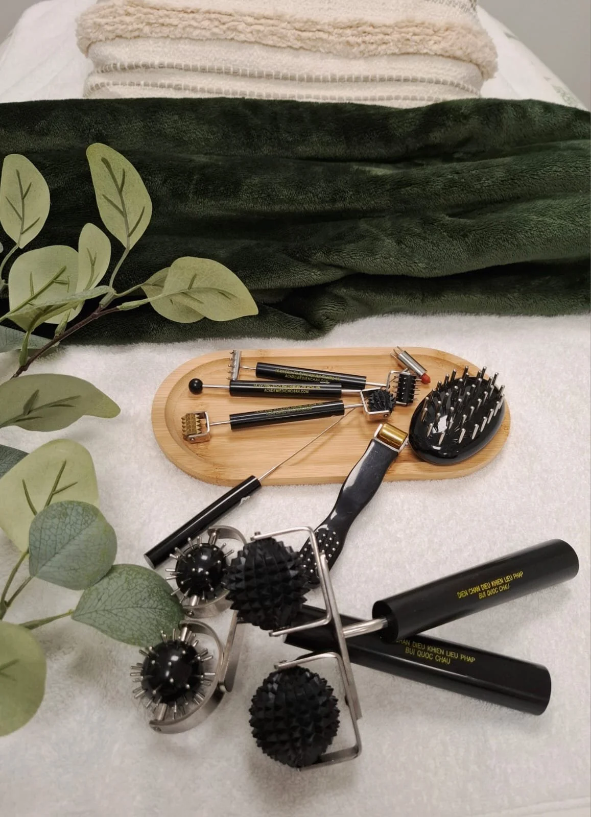 Outils de réflexologie faciale, Dien Chan, utilisés pour la stimulation et renforcer la circulation et la détente. Accessoires utilisés en séance bien-être pour favoriser relaxation, relâcher les tensions et soutenir l'équilibre du corps