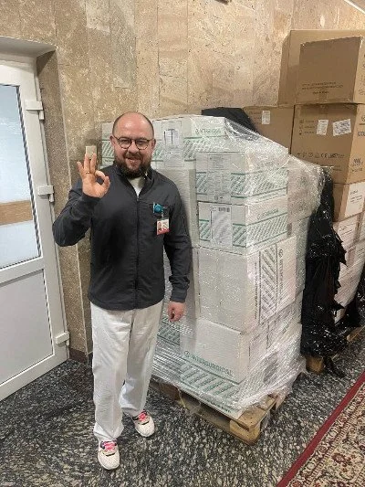 My Ukrainian collegue and friend Andriy receiving the boxes in his hospital in Kyiv. (Copy)