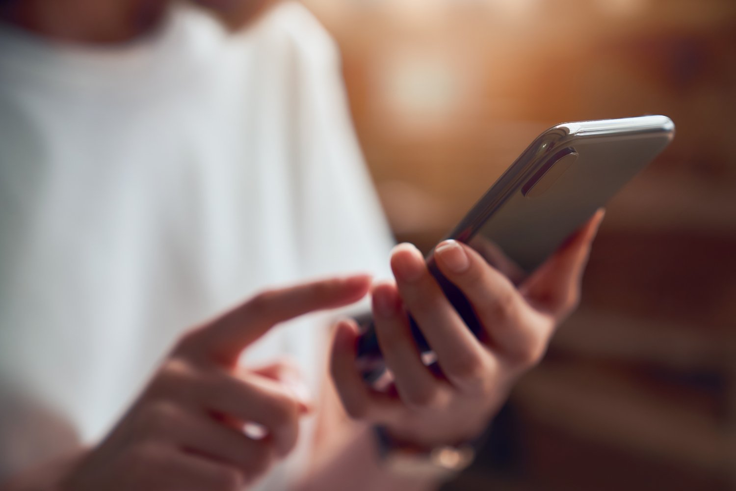 Frau hält ein Handy in der Hand.