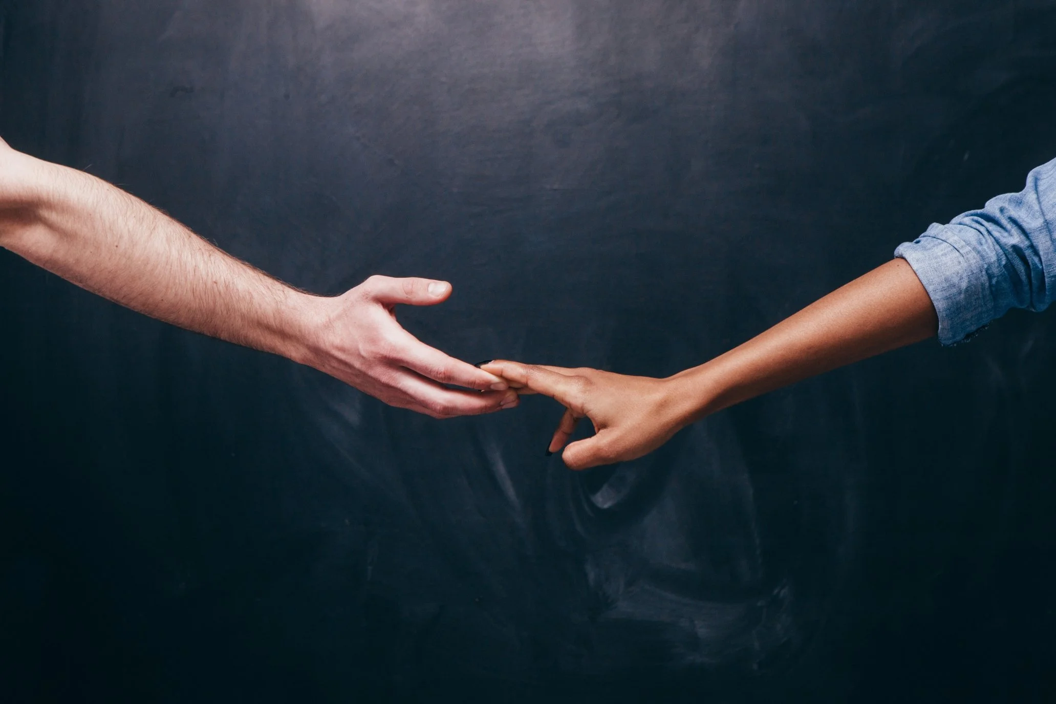 Trauma Bonding lösen: Warum dein Kopf gehen will, dein Körper aber bleibt – und wie Hypnose dir hilft