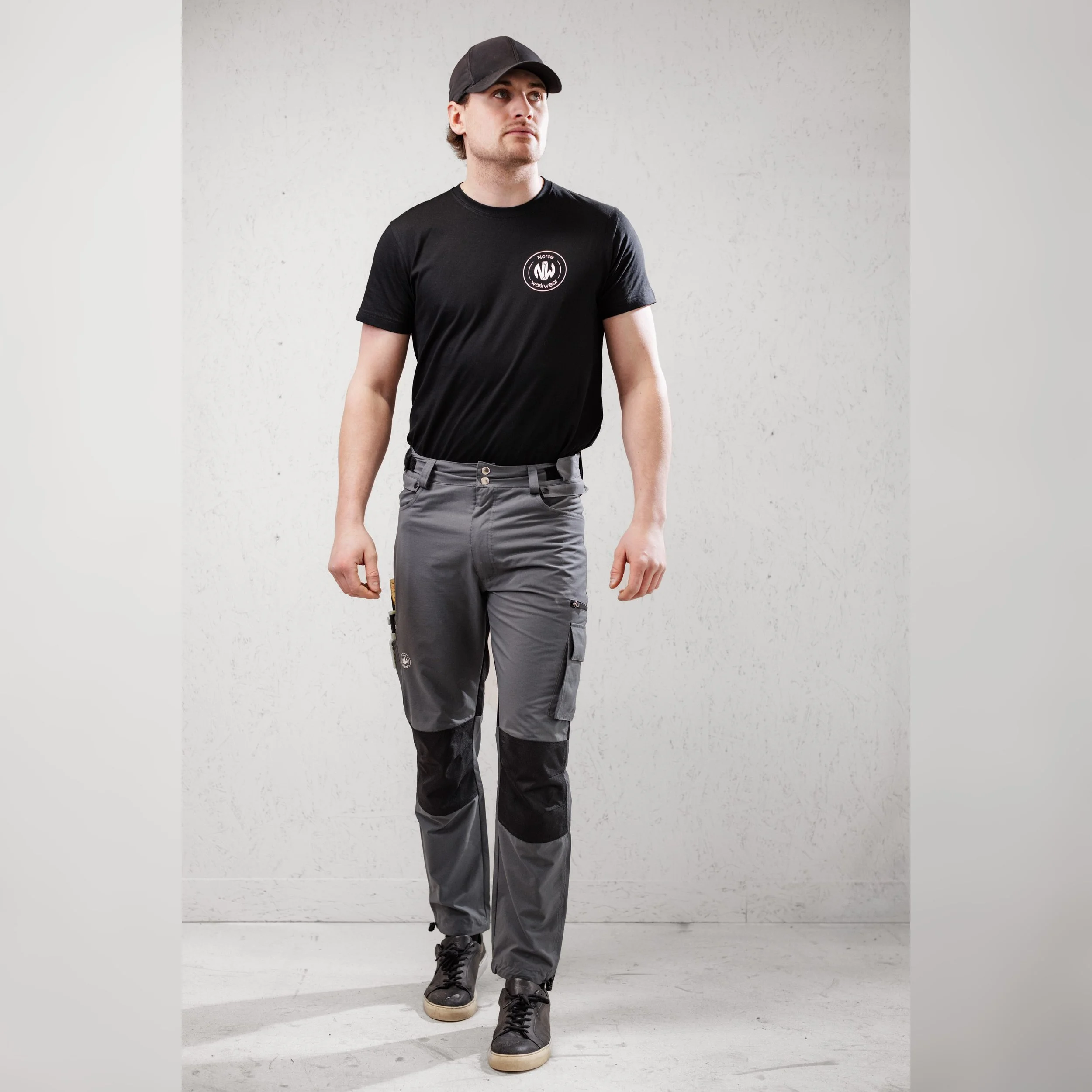 modell front square 2.jpg