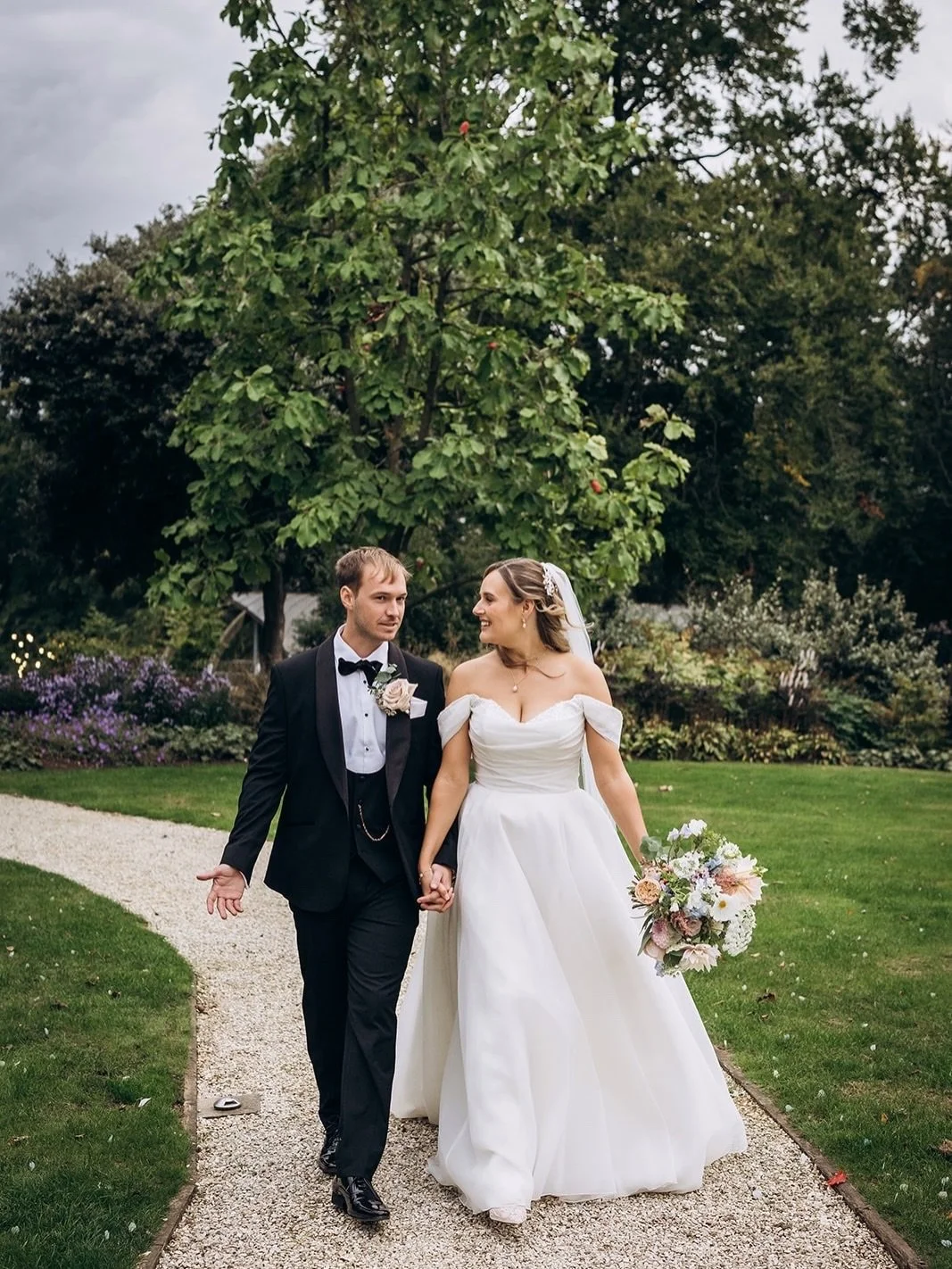 I&rsquo;m always so grateful when couples take the time to share their wedding albums with me &mdash; especially when they&rsquo;re captured by such incredibly talented photographers ✨ It&rsquo;s like getting to relive the magic all over again.

R &a