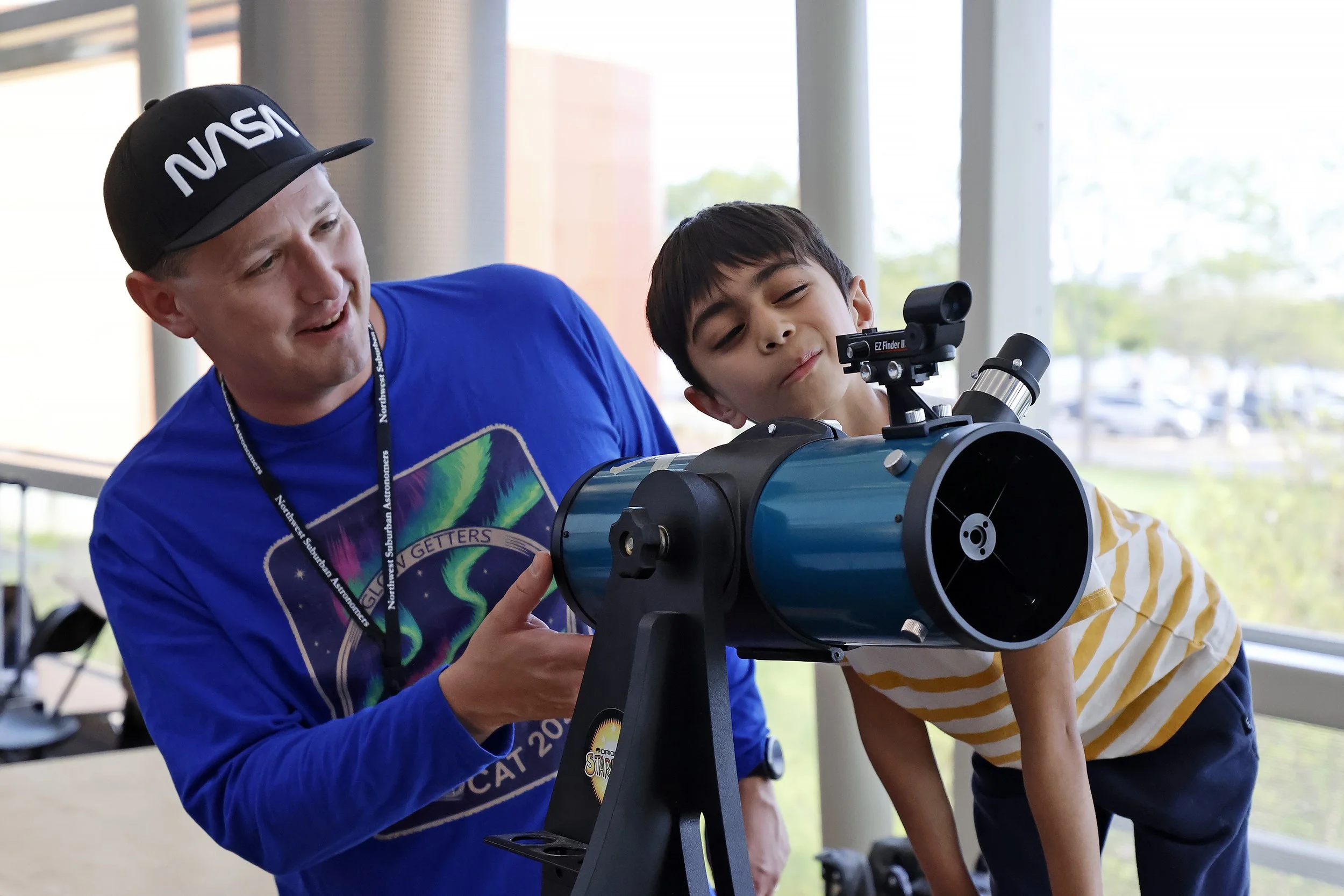 Tim Gebhardt assists child with the finder scope.jpg