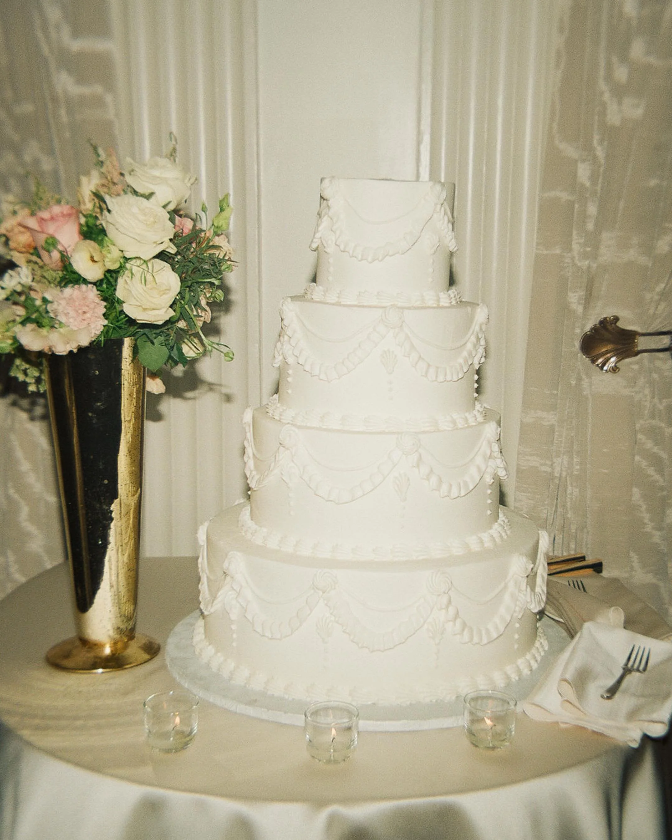 Emily &amp; Dylan&rsquo;s wedding at the @omniparkerhouse 🤍

Surrounded by their loved ones at the place she dreamed of getting married at since she was a teenager, Emily and Dylan&rsquo;s wedding day was simply magical. 

The above photos are a mix