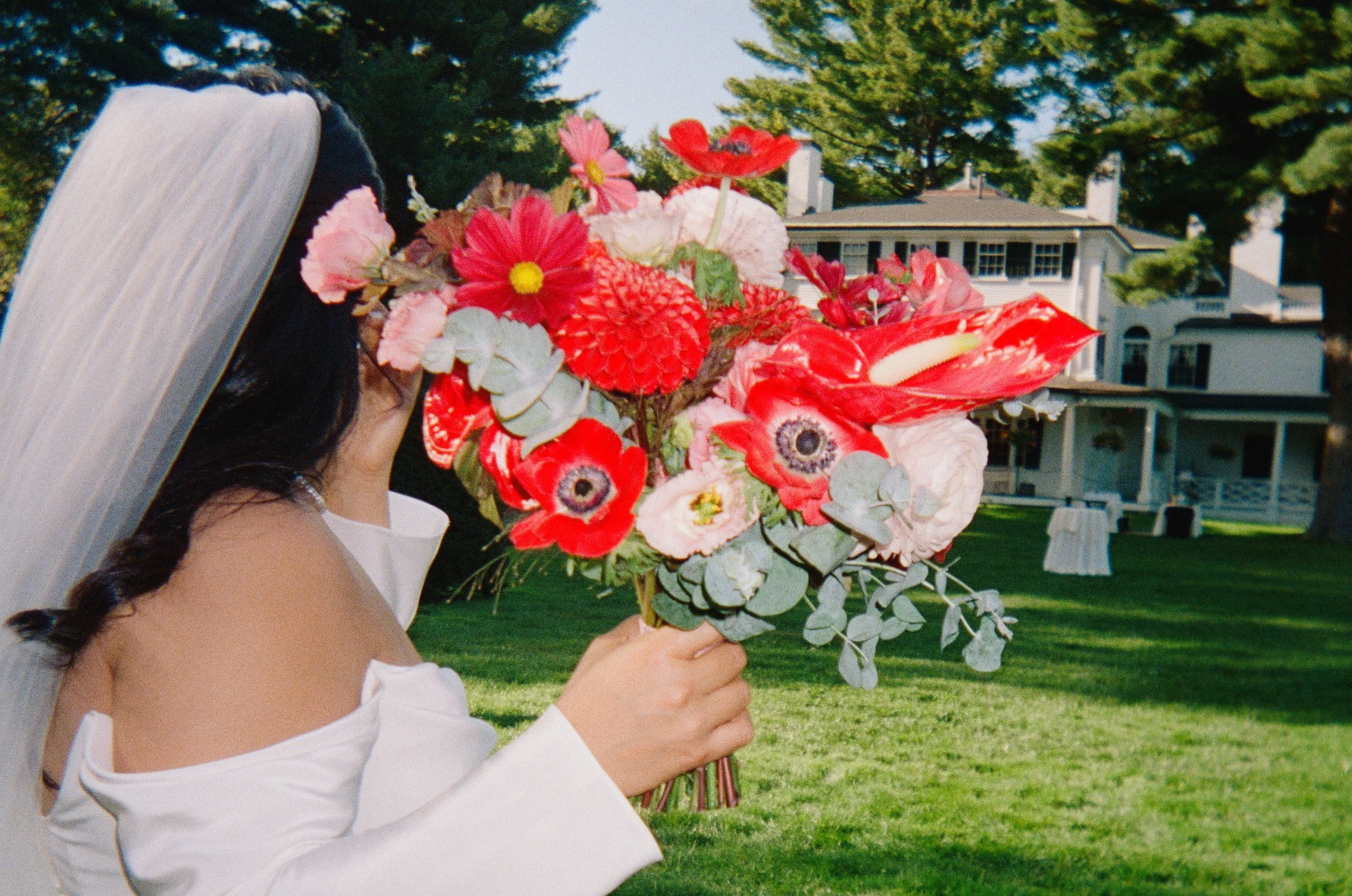 (featured) A Vibrant Wedding at Glen Magna Farms