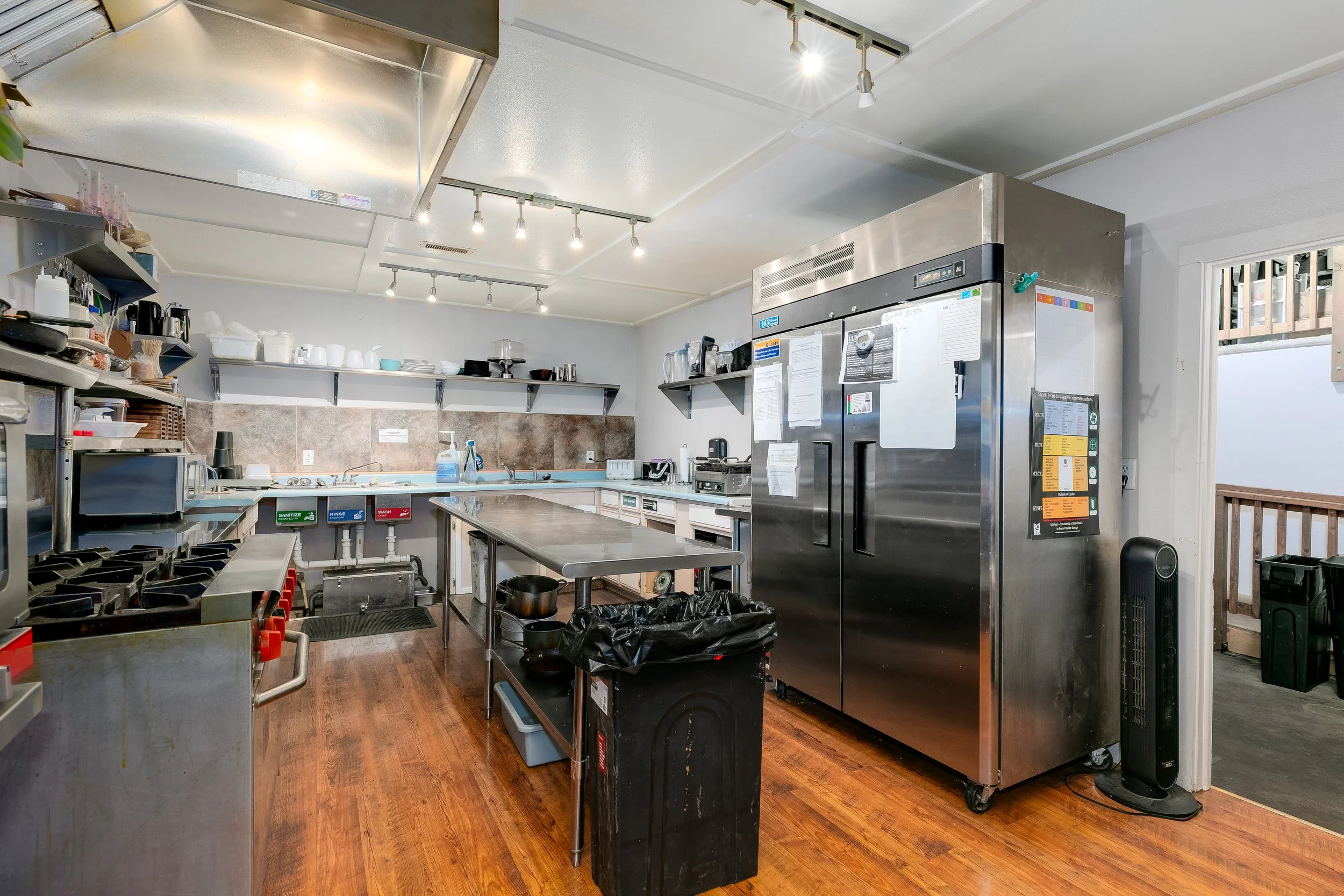 37-Kitchen.jpg