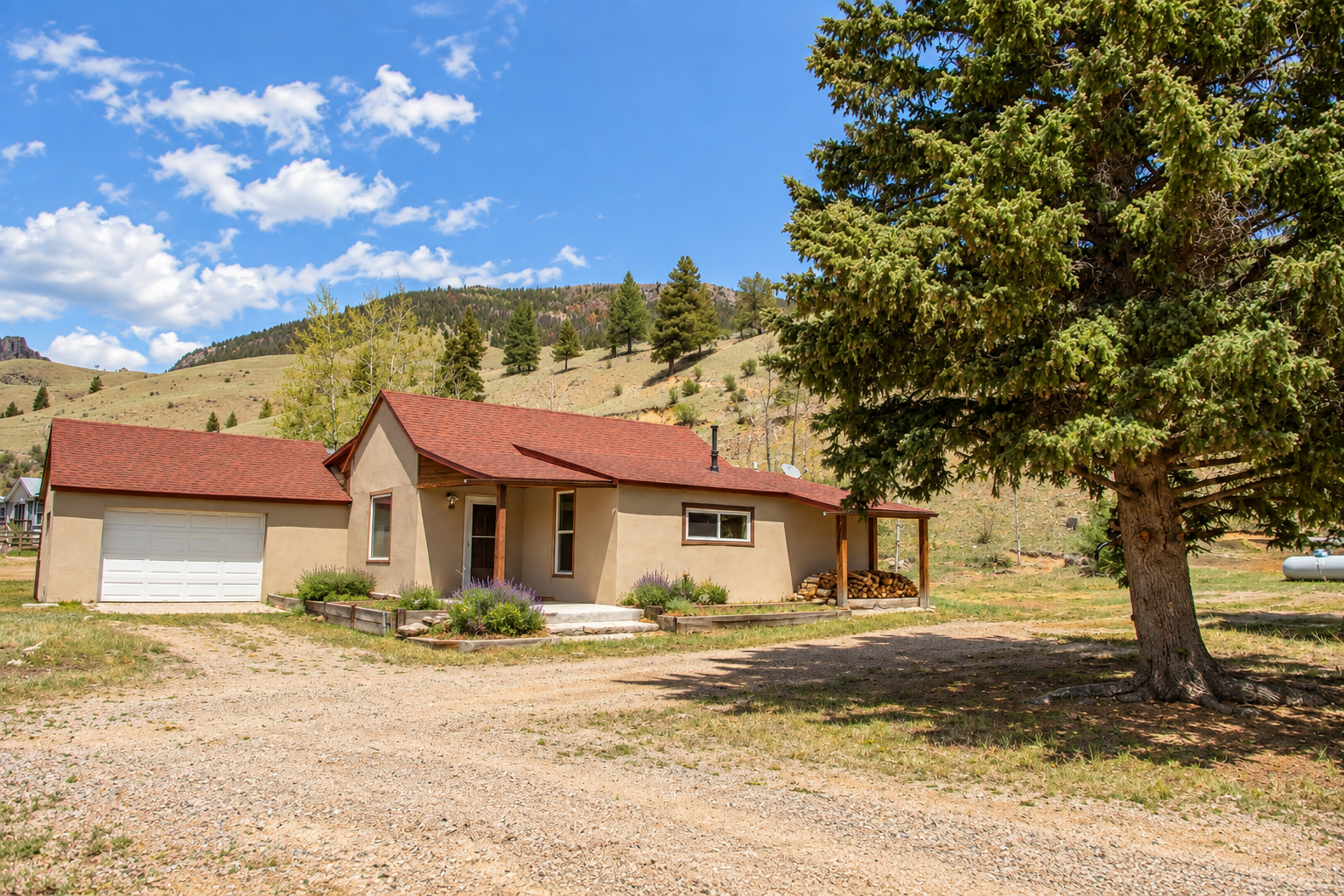 Creede stucco home.png