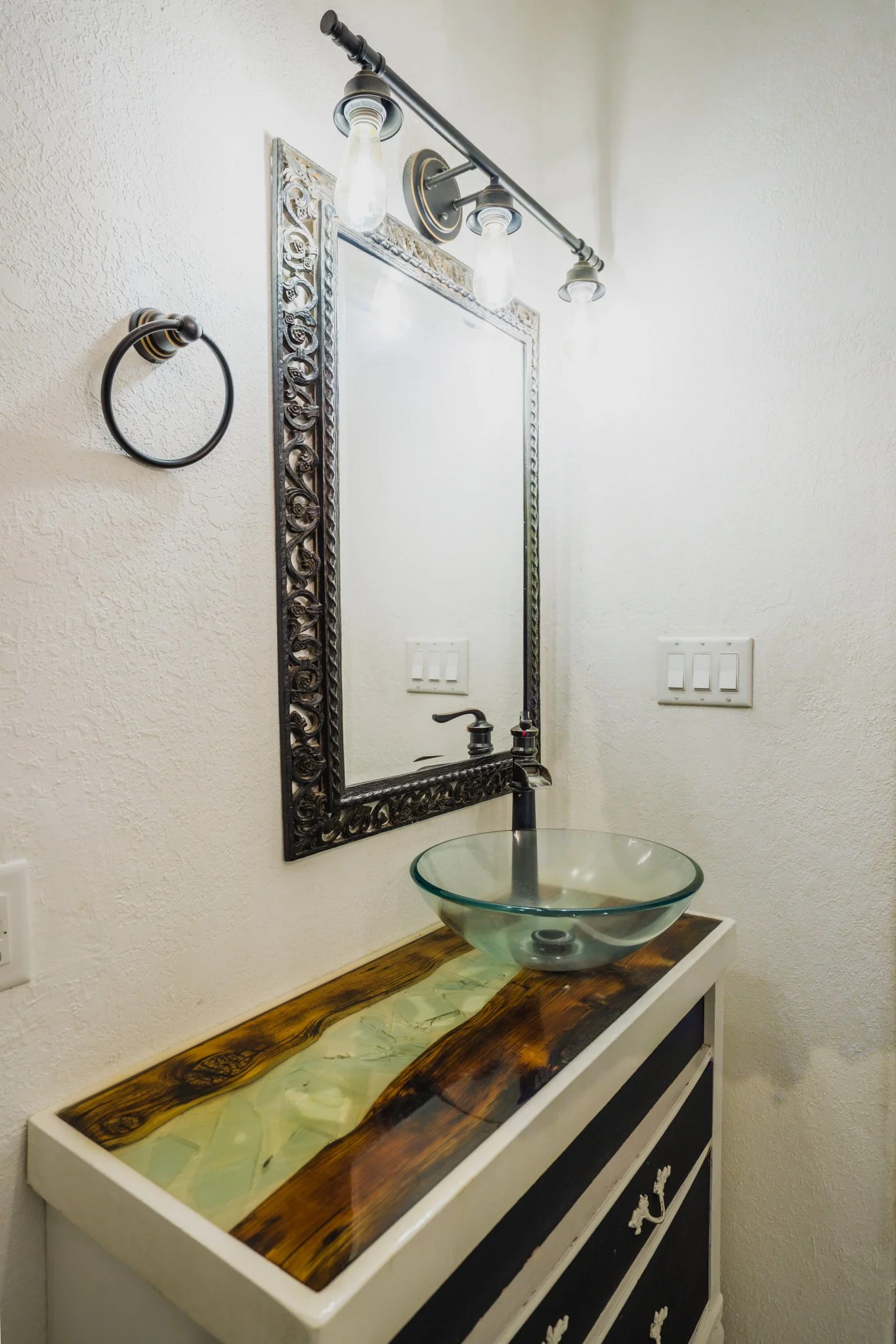 31 - Bathroom.jpg