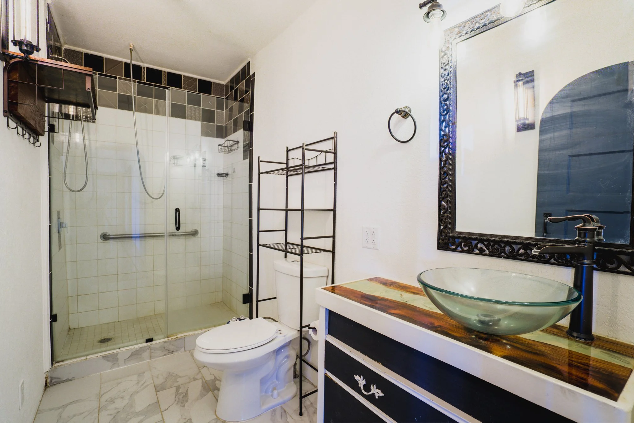 29 - Bathroom.jpg