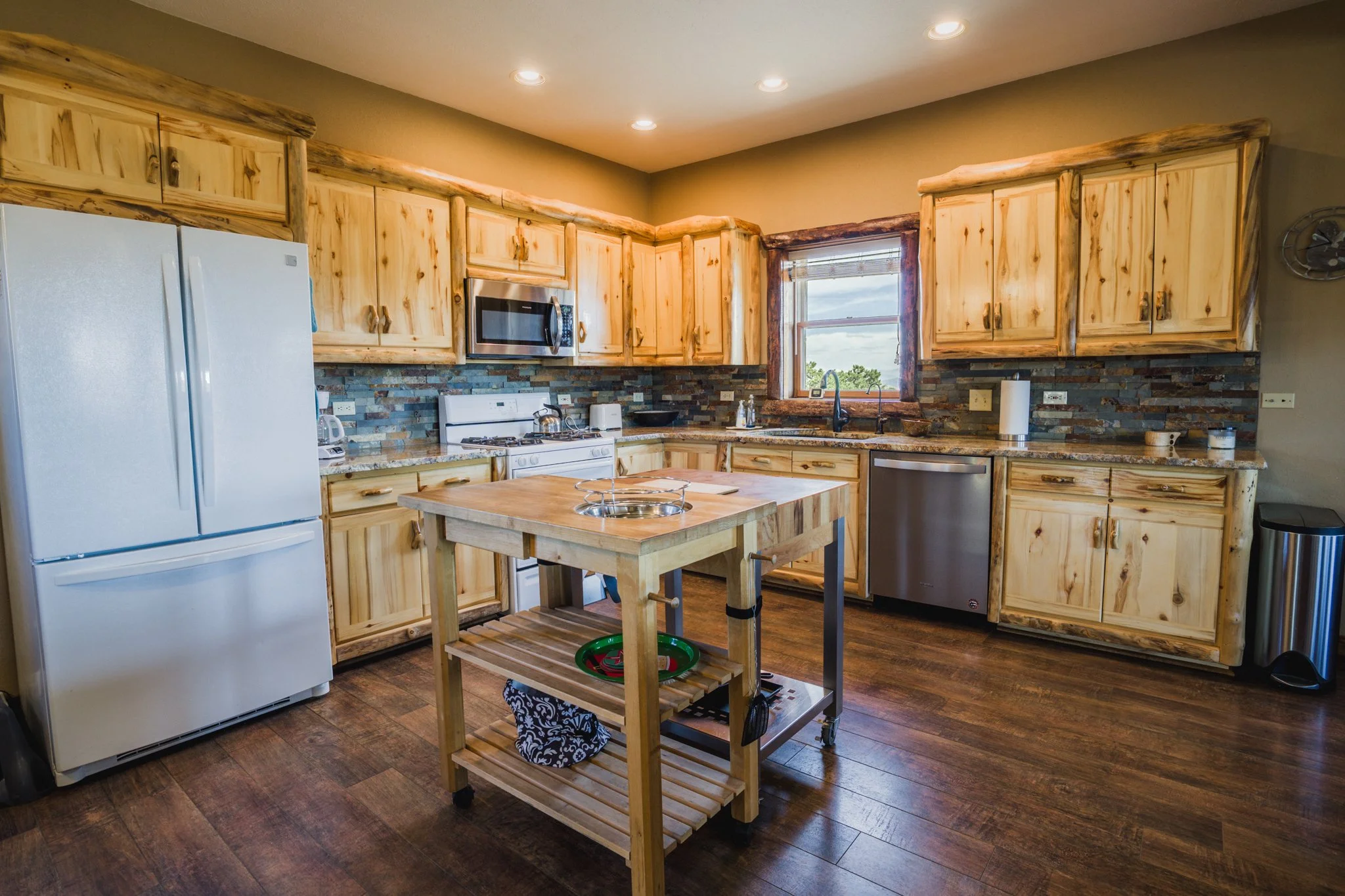 21 Kitchen.jpg