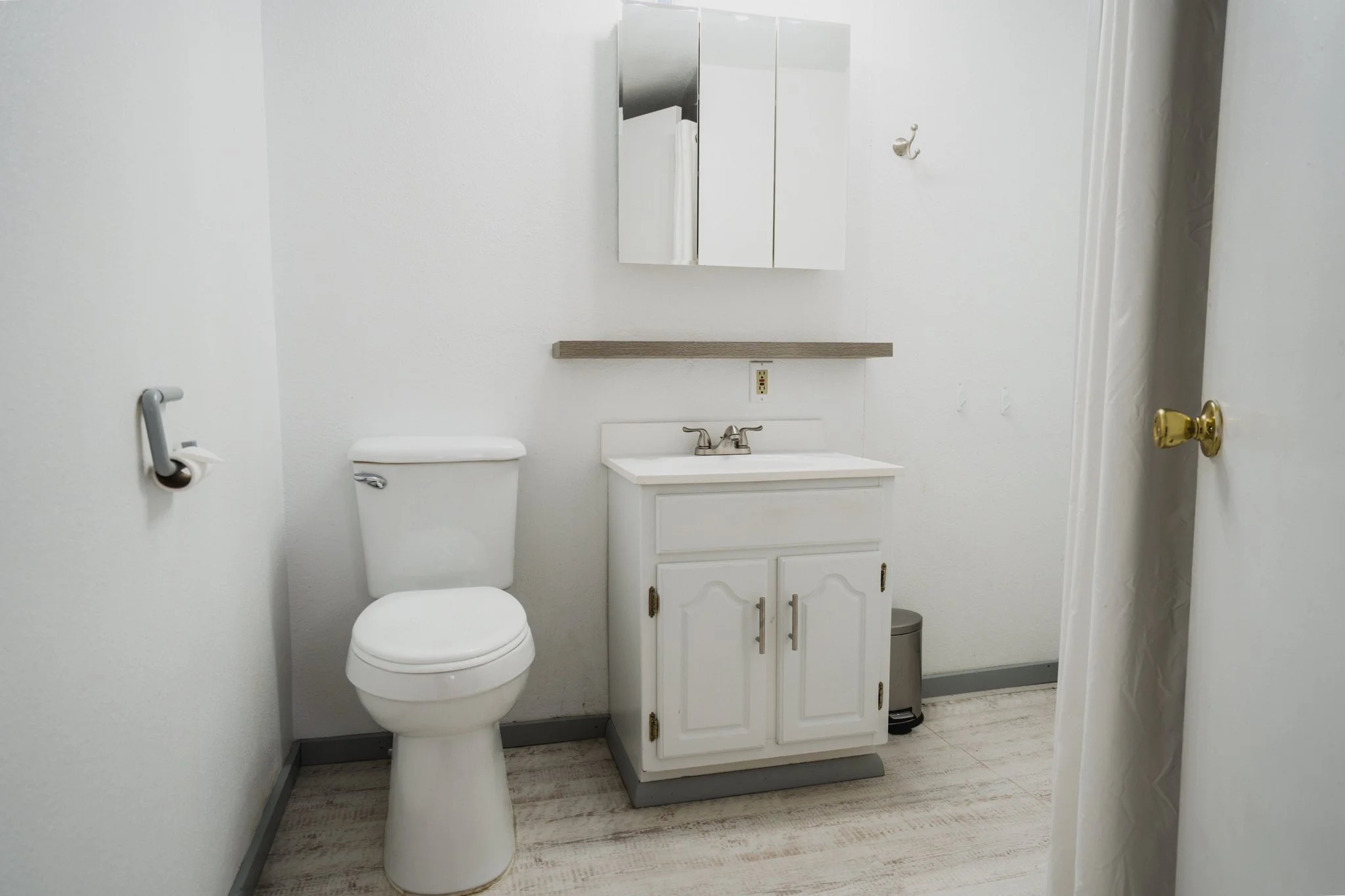 22 - House Bathroom.jpg