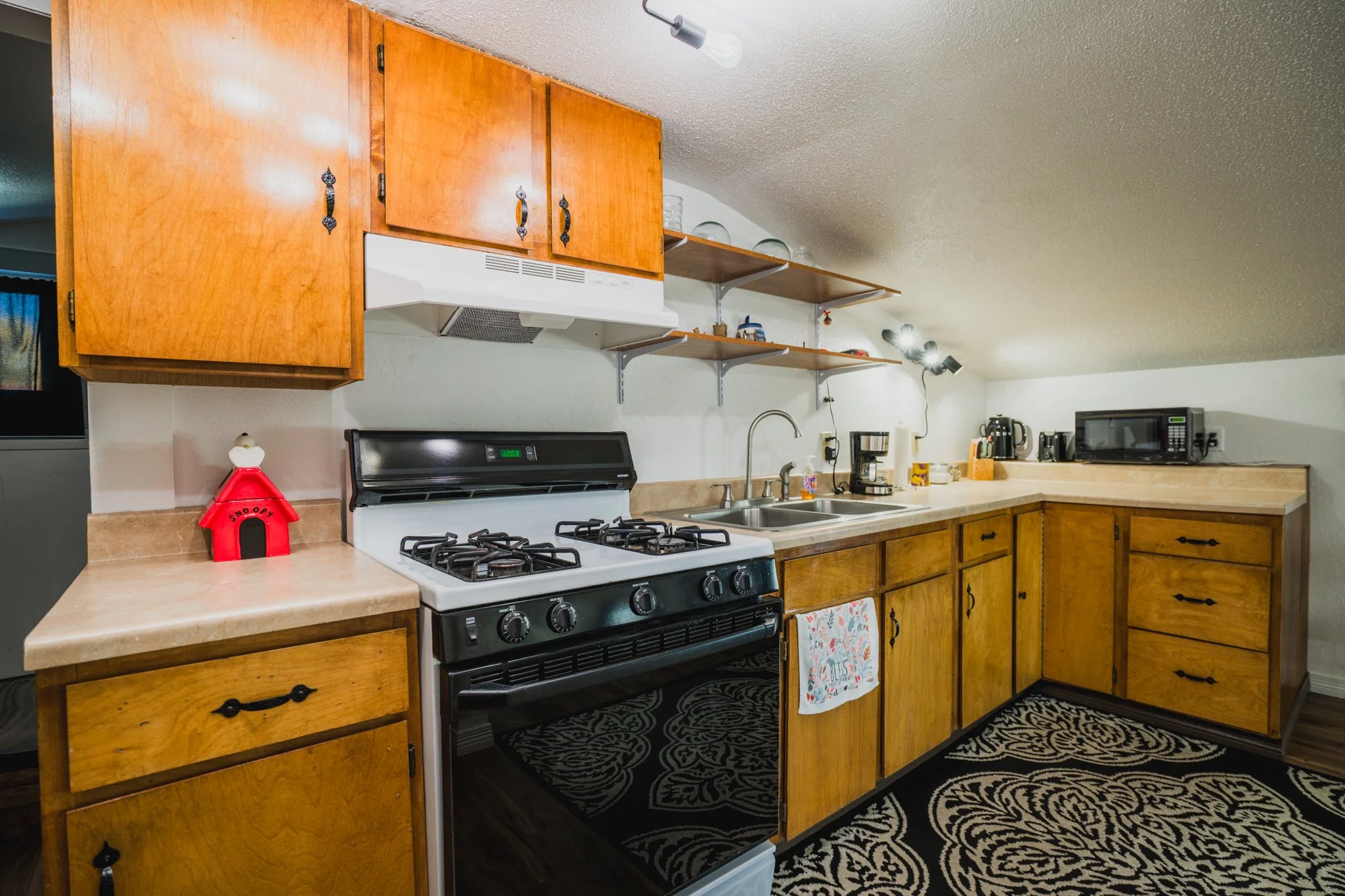27 - Apt 1 Kitchen.jpg