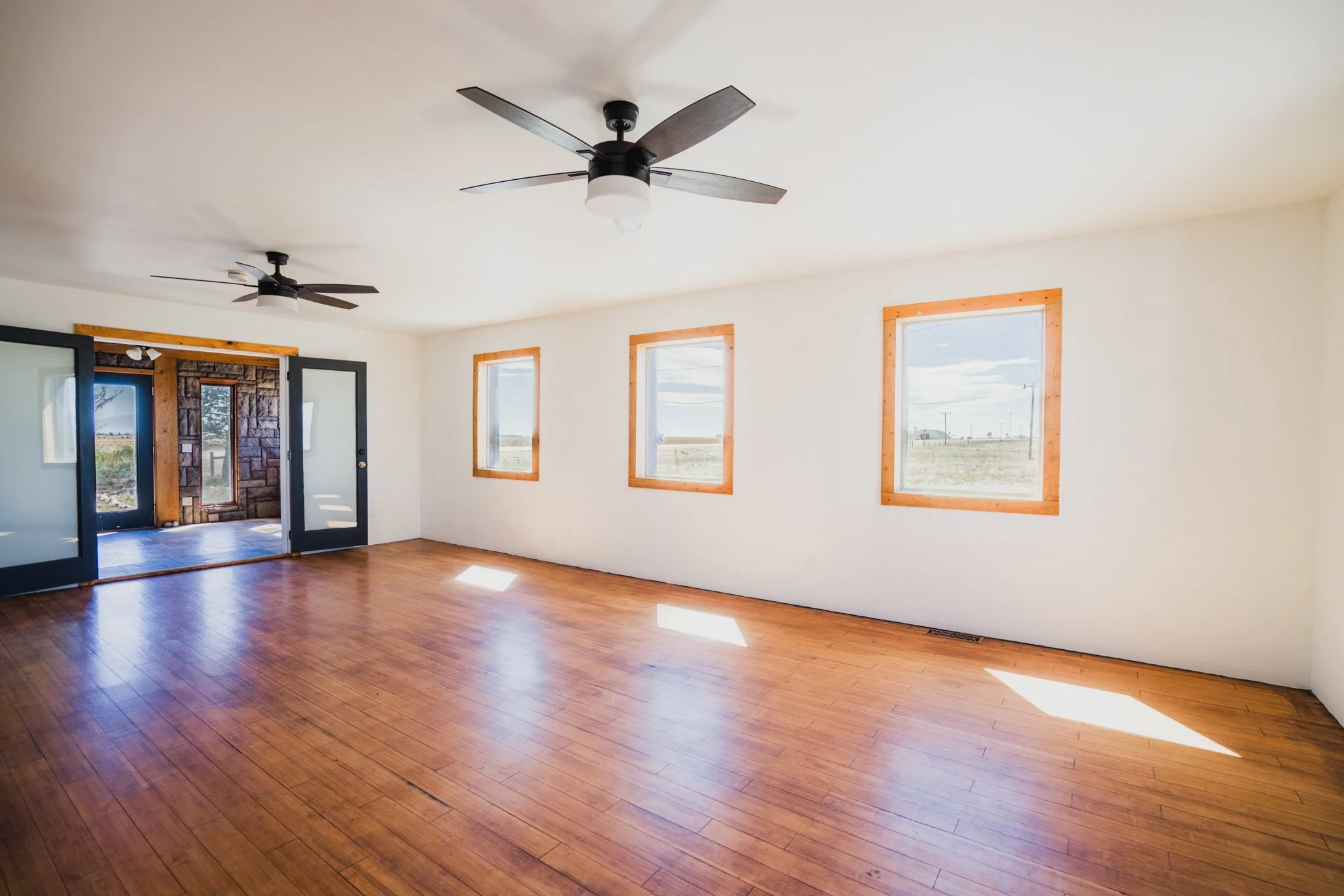 16 - Living Room.jpg