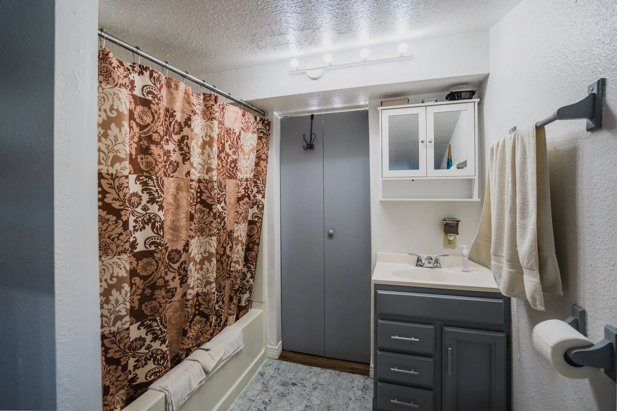 33 - Apt 1 Bathroom.jpg