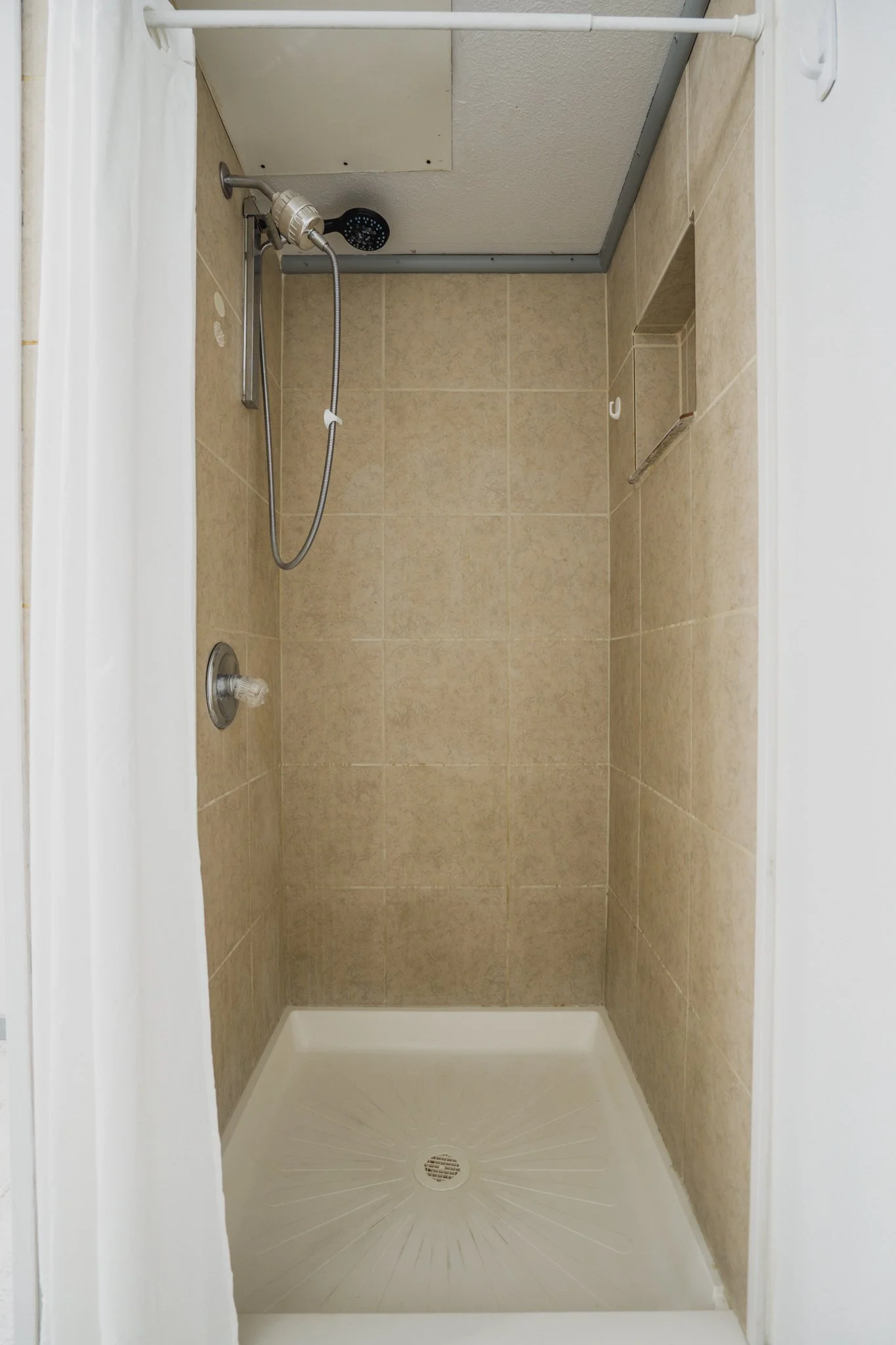 23 - House Bathroom.jpg