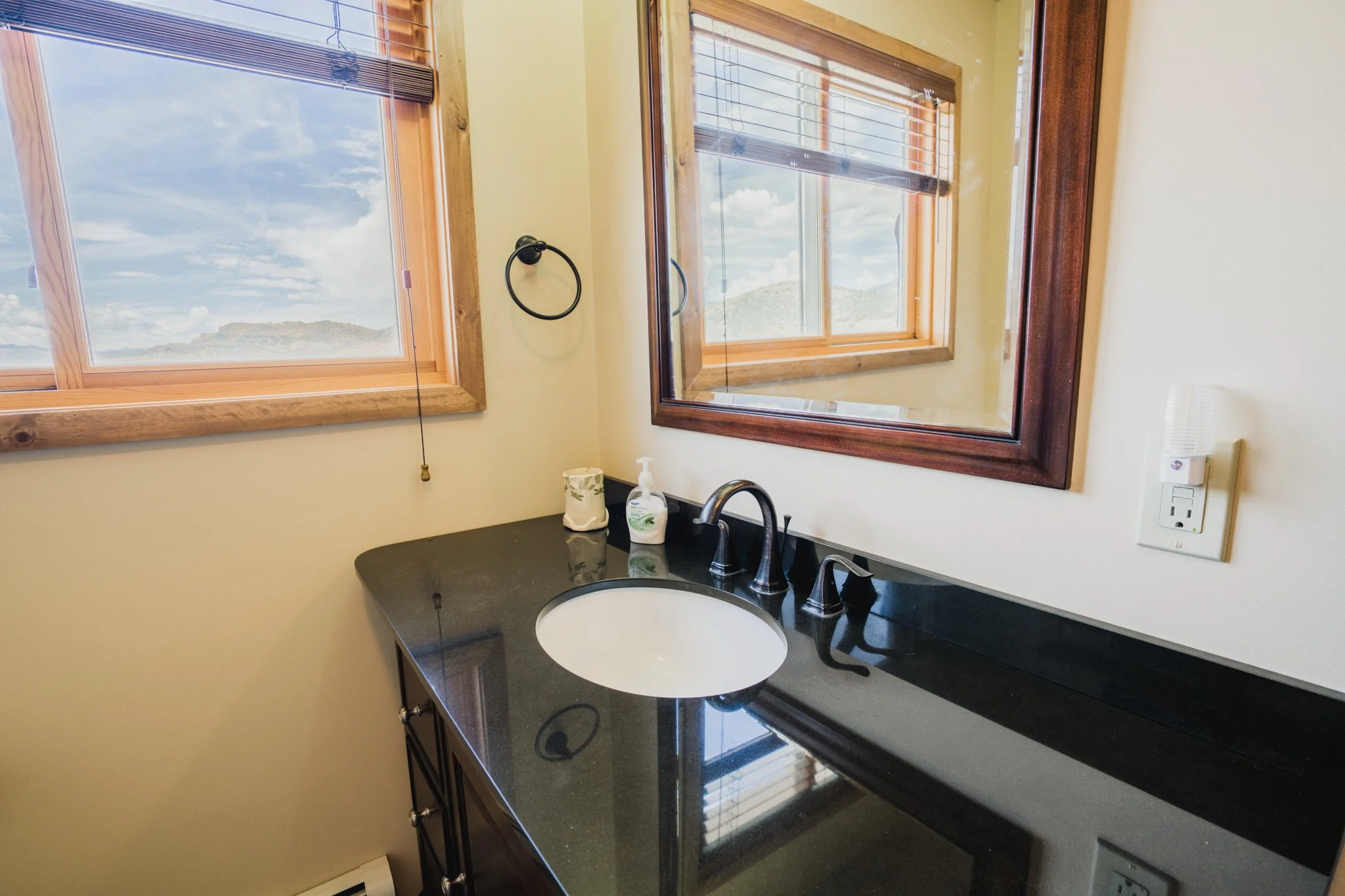 39 Upstairs Bathroom (3-4).jpg