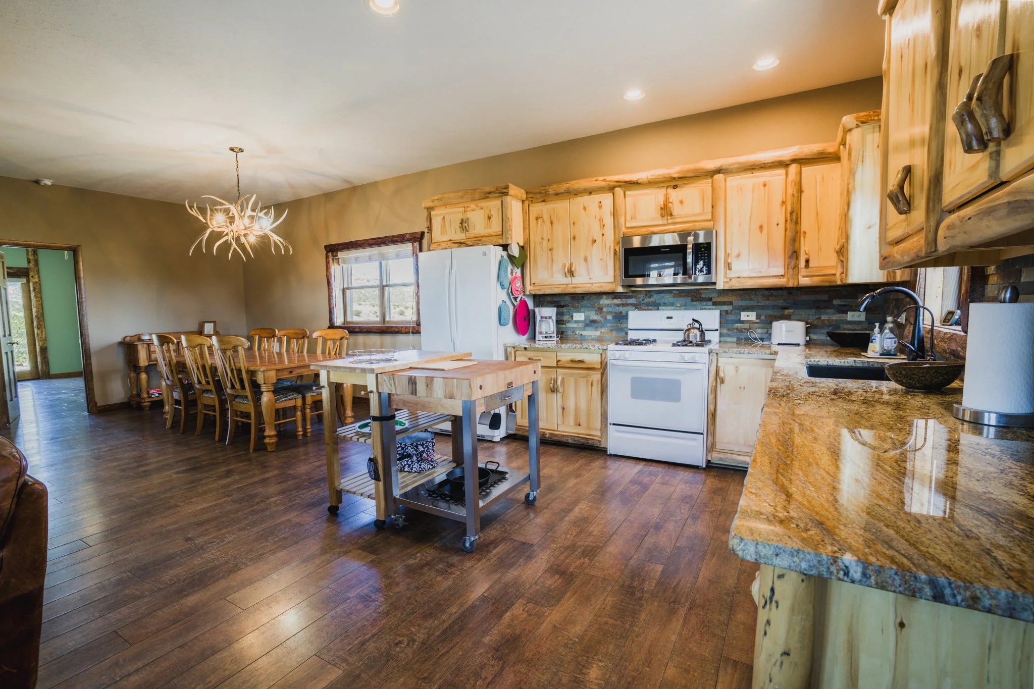 19 Kitchen.jpg