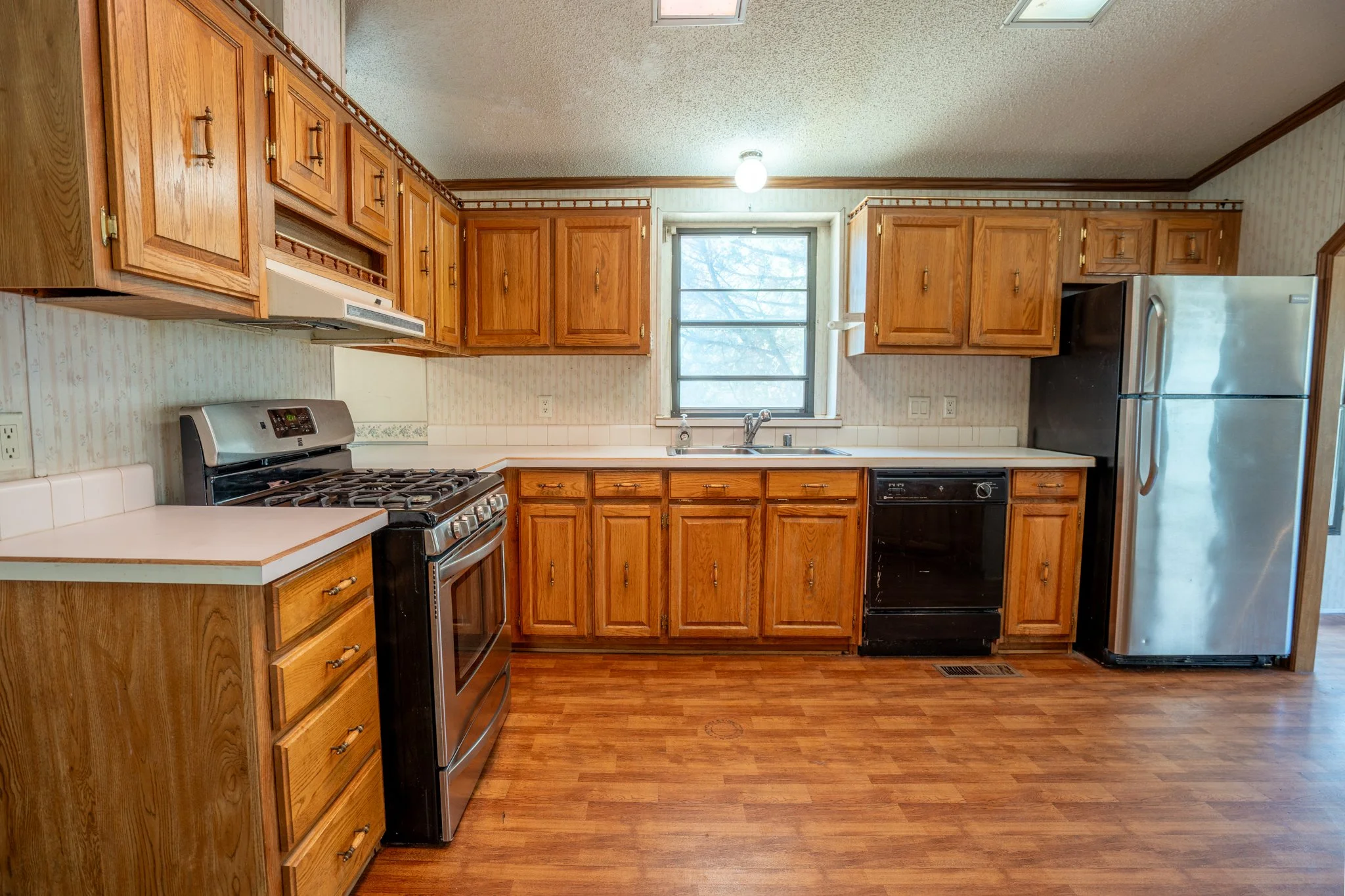 16 - 755 Cedar St - Kitchen.jpg