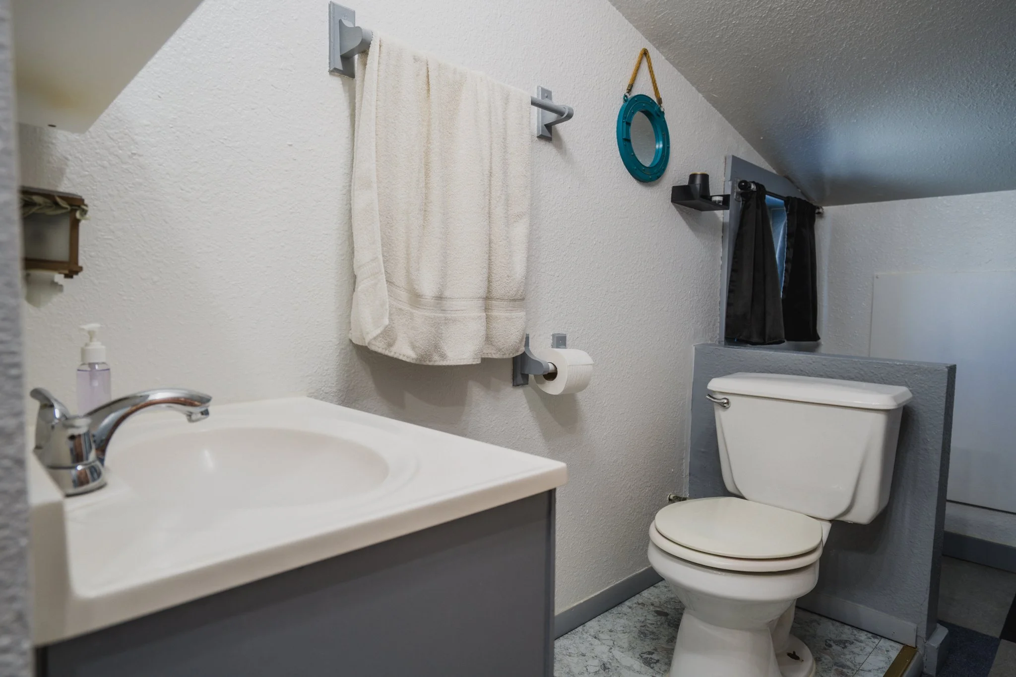 32 - Apt 1 Bathroom.jpg