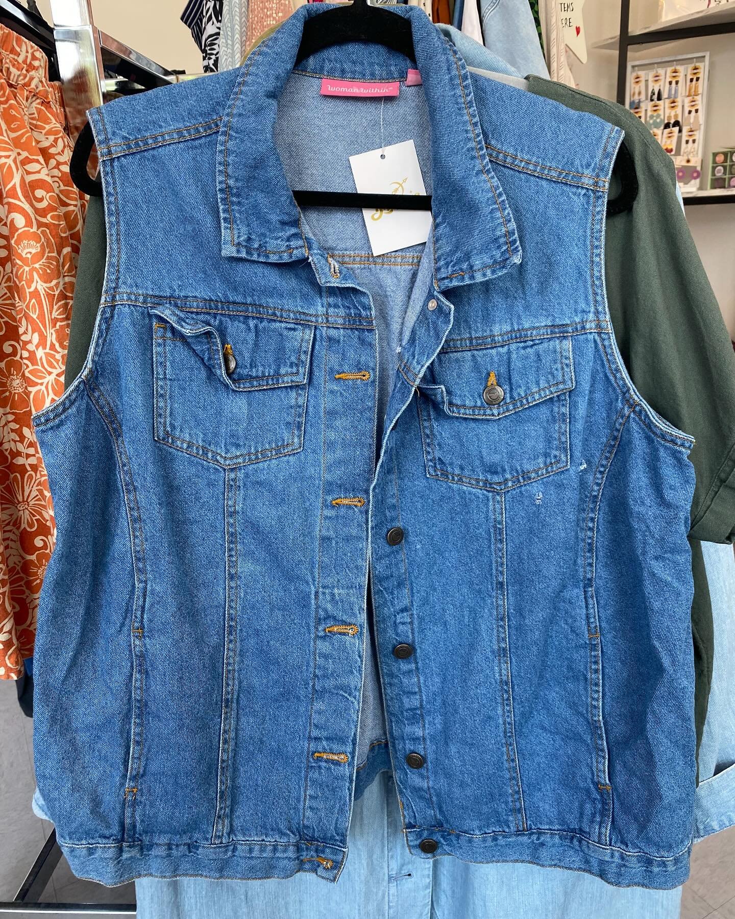 ✨Lots more new to you pieces are ready! Come by and let all our plus size style options show you what inclusive thrifting feels like! (It&rsquo;s amazing) DM for more info on any pieces you like!
.
.
.
#artemisplussize #plussizesummerfashion 
#plussi